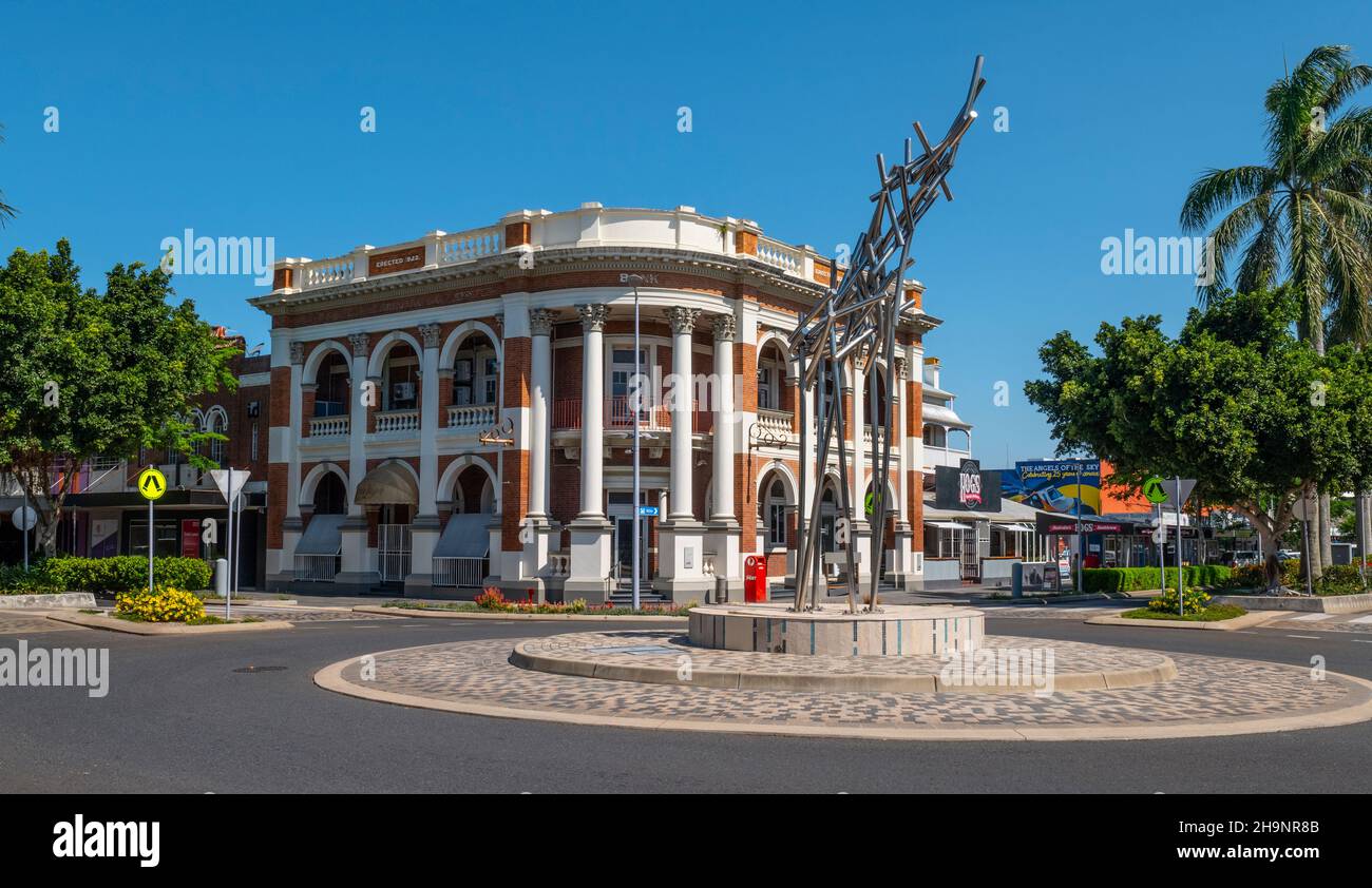 Old National Bank, Mackay, Queensland, Australie, maintenant restauarant,Bureaux, avec Canefire Street art sur le rond-point en face Banque D'Images