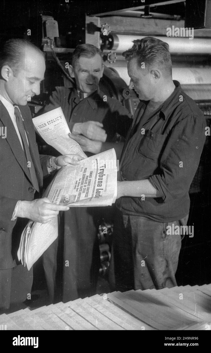 Varsovie, 1948-12-16.Drugiego dnia Kongresu Zjednoczeniowego Polskiej Partii Robotniczej (PPR) i Polskiej Partii Socjalistycznej (PPS) ukaza³ siê pierwszy numer Trybuny Ludu, oficjalnego organu Polskiej Zjedziej (PPS) Robzotzniej du Robniej, G³os KC - Pzoszoszoszotzniej, Pkzoszoszoszisj, Pfzoszoszoszoszoszisj, Pkzisykzniej, PkzisykzisRedaktorem naczelnym gazety zosta³ Leon Kasman. ka PAP/Stanis³aw D¹browiecki Varsovie, 16 décembre 1948.Le 2nd jour du Congrès d'unification du Parti ouvrier polonais (PPR) et du Parti socialiste polonais (PPS), le numéro de 1st de Trybuna Ludu, travailleur polonais Uni P Banque D'Images