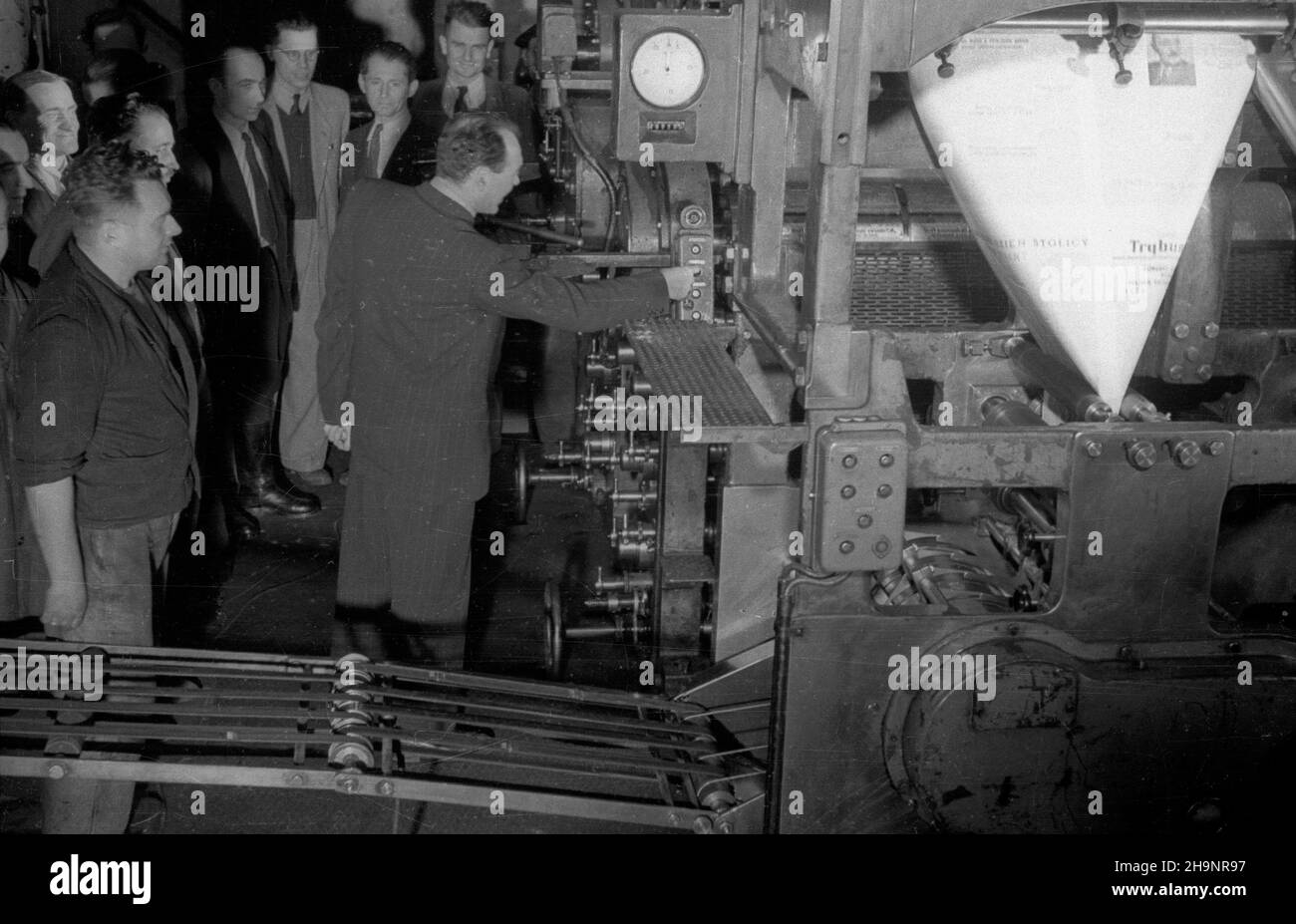 Varsovie, 1948-12-16.Drugiego dnia Kongresu Zjednoczeniowego Polskiej Partii Robotniczej (PPR) i Polskiej Partii Socjalistycznej (PPS) ukaza³ siê pierwszy numer Trybuny Ludu, oficjalnego organu Polskiej Zjedziej (PPS) Robzotzniej du Robniej, G³os KC - Pzoszoszoszotzniej, Pkzoszoszoszisj, Pfzoszoszoszoszoszisj, Pkzisykzniej, PkzisykzisNZ. Redaktor naczelny Trybuny Leon Kasman (C) zwiedza drukarniê. ka PAP/Stanis³aw D¹browiecki Varsovie, 16 décembre 1948.Le 2nd jour du Congrès d'unification du Parti ouvrier polonais (PPR) et du Parti socialiste polonais (PPS), le numéro 1st de Trybuna Ludu, Polis Banque D'Images