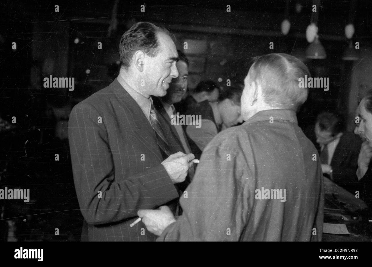 Varsovie, 1948-12-16.II dnia Kongresu Zjednoczeniowego Polskiej Partii Ropotniczej (PPR) i Polskiej Partii Socjalistycznej (PPS) ukaza³ siê pierwszy numer Trybuny Ludu, oficjalnego organu Polskiej Zjedzotonów (PPS) Robdański Zniej, KC Robdašnzzotzzotzniej, Pkzniej, Pkzniej, Pkzniej, Pfra, Pkzoszoszoszniej, Pfra, Pfra, Pfra G³osNZ. Pierwszy redaktor naczelny gazety Leon Kasman (L). ka PAP/Stanis³aw D¹browiecki Varsovie, 16 décembre 1948.Le 2nd jour du Congrès d'unification du Parti ouvrier polonais (PPR) et du Parti socialiste polonais (PPS), le numéro de 1st de Trybuna Ludu, travailleur Uni polonais Banque D'Images