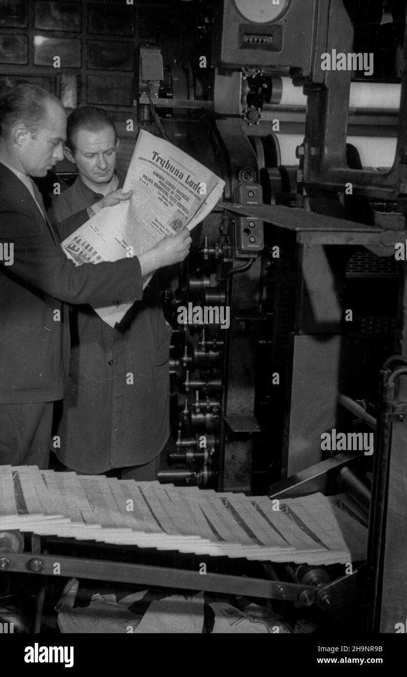 Varsovie, 1948-12-16.Drugiego dnia Kongresu Zjednoczeniowego Polskiej Partii Robotniczej (PPR) i Polskiej Partii Socjalistycznej (PPS) ukaza³ siê pierwszy numer Trybuny Ludu, oficjalnego organu Polskiej Zjedziej (PPS) Robzotzniej du Robniej, G³os KC - Pzoszoszoszotzniej, Pkzoszoszoszisj, Pfzoszoszoszoszoszisj, Pkzisykzniej, PkzisykzisRedaktorem naczelnym gazety zosta³ Leon Kasman. ka PAP/Stanis³aw D¹browiecki Varsovie, 16 décembre 1948.Le 2nd jour du Congrès d'unification du Parti ouvrier polonais (PPR) et du Parti socialiste polonais (PPS), le numéro de 1st de Trybuna Ludu, travailleur polonais Uni P Banque D'Images