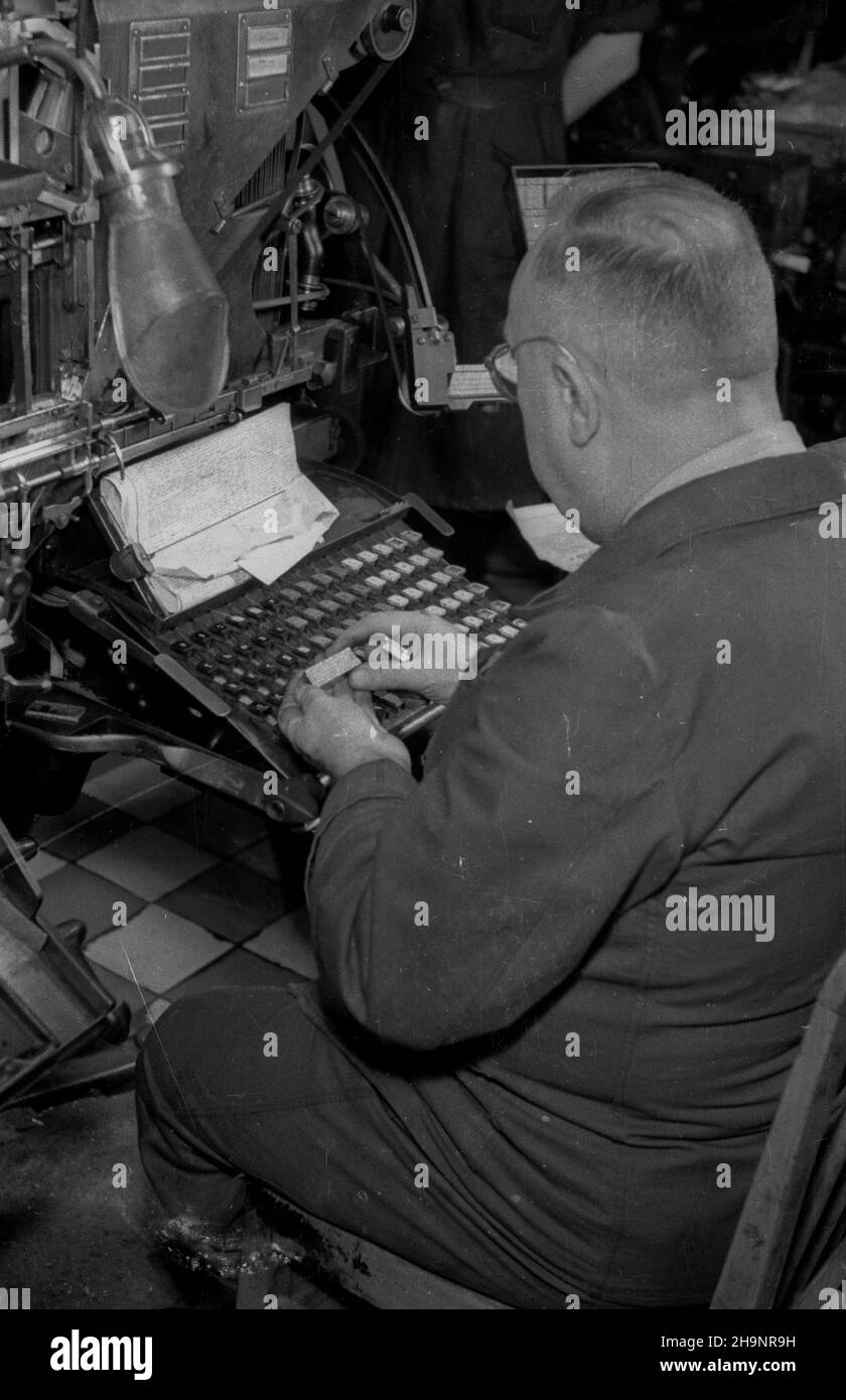 Varsovie, 1948-12-16.II dnia Kongresu Zjednoczeniowego Polskiej Partii Ropotniczej (PPR) i Polskiej Partii Socjalistycznej (PPS) ukaza³ siê pierwszy numer Trybuny Ludu, oficjalnego organu Polskiej Zjedzotonów (PPS) Robdański Zniej, KC Robdašnzzotzzotzniej, Pkzniej, Pkzniej, Pkzniej, Pfra, Pkzoszoszoszniej, Pfra, Pfra, Pfra G³osRedaktorem naczelnym gazety zosta³ Leon Kasman.NZ. Zecer tzw. Maszynkarz pracuje na linotypie. ka PAP/Stanis³aw D¹browiecki Varsovie, 16 décembre 1948.Le 2nd jour du Congrès d'unification du Parti ouvrier polonais (PPR) et du Parti socialiste polonais (PPS), le 1st est Banque D'Images