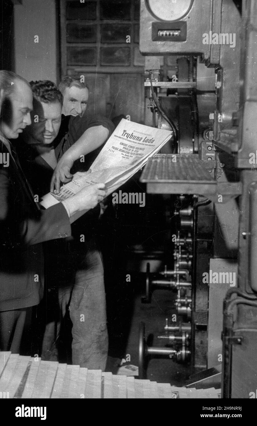 Varsovie, 1948-12-16.Drugiego dnia Kongresu Zjednoczeniowego Polskiej Partii Robotniczej (PPR) i Polskiej Partii Socjalistycznej (PPS) ukaza³ siê pierwszy numer Trybuny Ludu, oficjalnego organu Polskiej Zjedziej (PPS) Robzotzniej du Robniej, G³os KC - Pzoszoszoszotzniej, Pkzoszoszoszisj, Pfzoszoszoszoszoszisj, Pkzisykzniej, PkzisykzisRedaktorem naczelnym gazety zosta³ Leon Kasman. ka PAP/Stanis³aw D¹browiecki Varsovie, 16 décembre 1948.Le 2nd jour du Congrès d'unification du Parti ouvrier polonais (PPR) et du Parti socialiste polonais (PPS), le numéro de 1st de Trybuna Ludu, travailleur polonais Uni P Banque D'Images