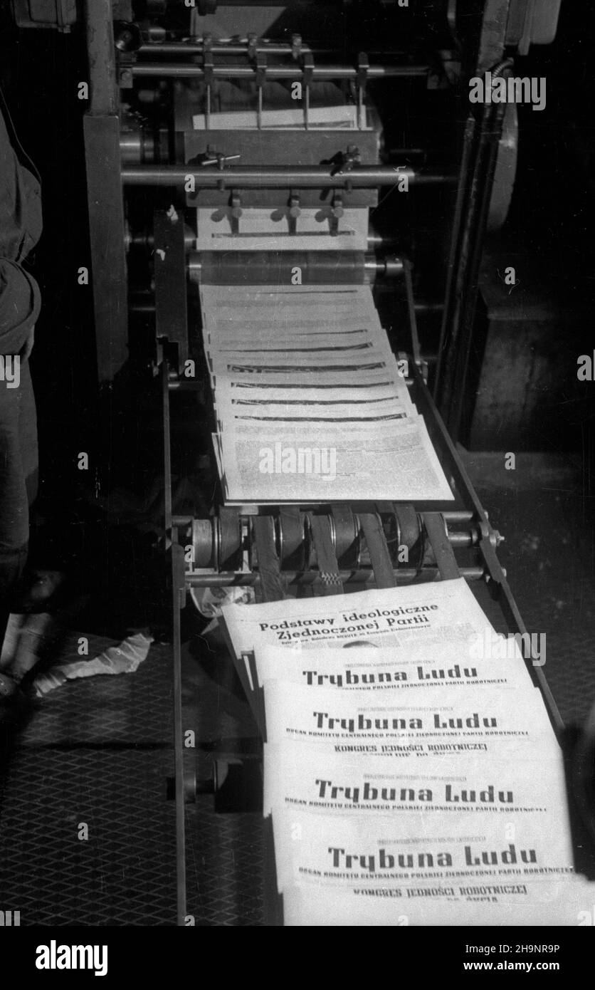 Varsovie, 1948-12-16.Drugiego dnia Kongresu Zjednoczeniowego Polskiej Partii Robotniczej (PPR) i Polskiej Partii Socjalistycznej (PPS) ukaza³ siê pierwszy numer Trybuny Ludu, oficjalnego organu Polskiej Zjedziej (PPS) Robzotzniej du Robniej, G³os KC - Pzoszoszoszotzniej, Pkzoszoszoszisj, Pfzoszoszoszoszoszisj, Pkzisykzniej, PkzisykzisRedaktorem naczelnym gazety zosta³ Leon Kasman.NZ. Pierwszy numer Trybuny Ludu schodzi z maszyny rotacyjnej. ka PAP/Stanis³aw D¹browiecki Varsovie, 16 décembre 1948.Le 2nd jour du Congrès d'unification du Parti ouvrier polonais (PPR) et de la Pa socialiste polonaise Banque D'Images
