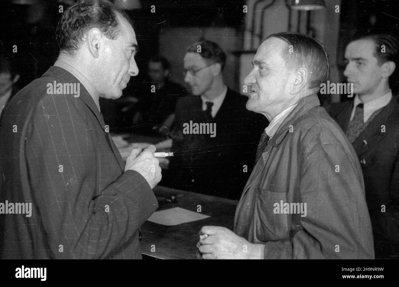 Varsovie, 1948-12-16.II dnia Kongresu Zjednoczeniowego Polskiej Partii Ropotniczej (PPR) i Polskiej Partii Socjalistycznej (PPS) ukaza³ siê pierwszy numer Trybuny Ludu, oficjalnego organu Polskiej Zjedzotonów (PPS) Robdański Zniej, KC Robdašnzzotzzotzniej, Pkzniej, Pkzniej, Pkzniej, Pfra, Pkzoszoszoszniej, Pfra, Pfra, Pfra G³osNZ. Pierwszy redaktor naczelny gazety Leon Kasman (1L). ka PAP/Stanis³aw D¹browiecki Varsovie, 16 décembre 1948.Le 2nd jour du Congrès d'unification du Parti ouvrier polonais (PPR) et du Parti socialiste polonais (PPS), le numéro de 1st de Trybuna Ludu, travailleur Uni polonais Banque D'Images