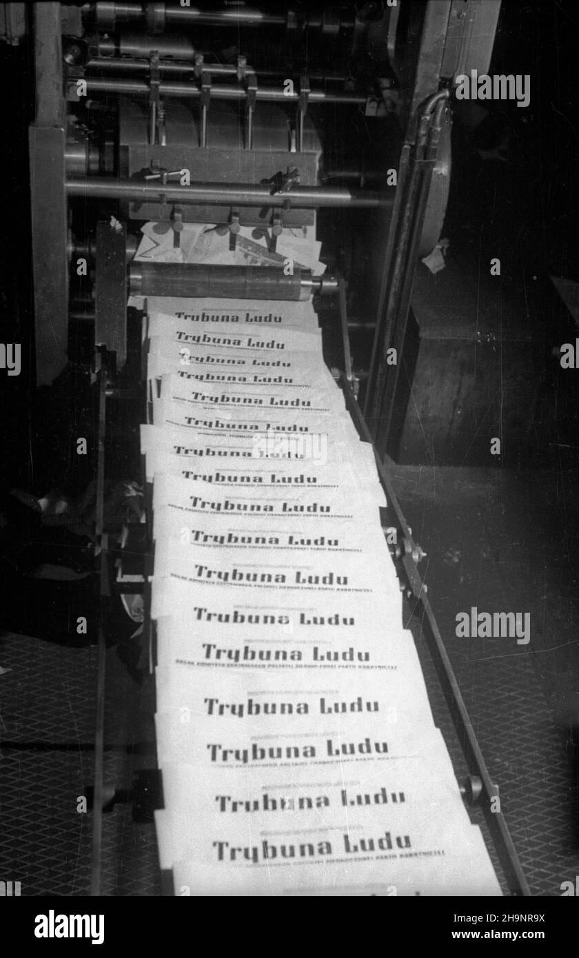 Varsovie, 1948-12-16.Drugiego dnia Kongresu Zjednoczeniowego Polskiej Partii Robotniczej (PPR) i Polskiej Partii Socjalistycznej (PPS) ukaza³ siê pierwszy numer Trybuny Ludu, oficjalnego organu Polskiej Zjedziej (PPS) Robzotzniej du Robniej, G³os KC - Pzoszoszoszotzniej, Pkzoszoszoszisj, Pfzoszoszoszoszoszisj, Pkzisykzniej, PkzisykzisRedaktorem naczelnym gazety zosta³ Leon Kasman.NZ. Pierwszy numer Trybuny Ludu schodzi z maszyny rotacyjnej. ka PAP/Stanis³aw D¹browiecki Varsovie, 16 décembre 1948.Le 2nd jour du Congrès d'unification du Parti ouvrier polonais (PPR) et de la Pa socialiste polonaise Banque D'Images