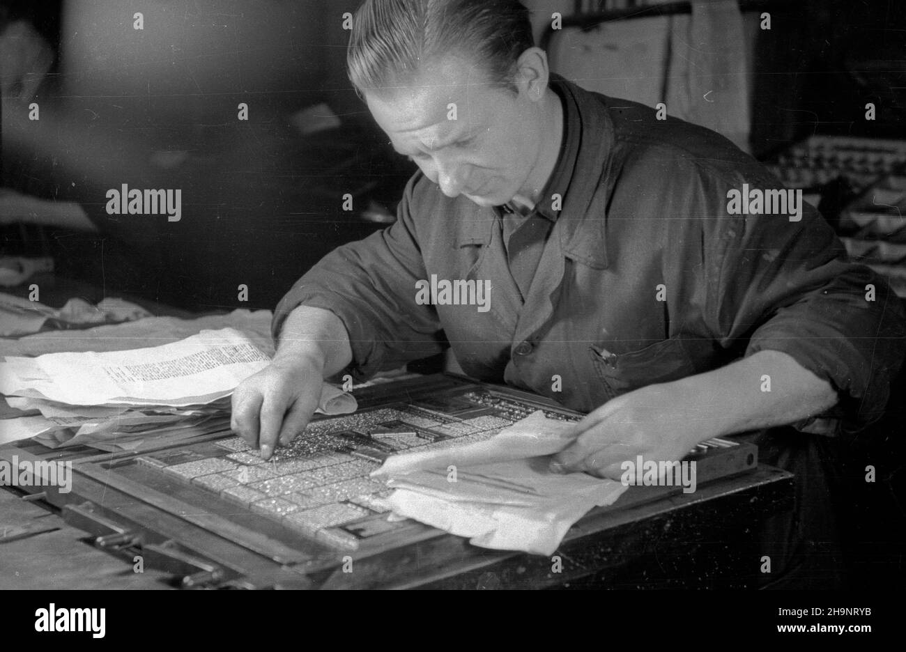 Varsovie, 1948-12-16.II dnia Kongresu Zjednoczeniowego Polskiej Partii Ropotniczej (PPR) i Polskiej Partii Socjalistycznej (PPS) ukaza³ siê pierwszy numer Trybuny Ludu, oficjalnego organu Polskiej Zjedzotonów (PPS) Robdański Zniej, KC Robdašnzzotzzotzniej, Pkzniej, Pkzniej, Pkzniej, Pfra, Pkzoszoszoszniej, Pfra, Pfra, Pfra G³osRedaktorem naczelnym gazety zosta³ Leon Kasman.NZ. Metrampa¿ ³amie u³o¿one na linotypie szpalty i opatruje je tytu³ami. ka PAP/Stanis³aw D¹browiecki Varsovie, 16 décembre 1948.Le 2nd jour du Congrès d'unification du Parti ouvrier polonais (PPR) et de la Société polonaise Banque D'Images