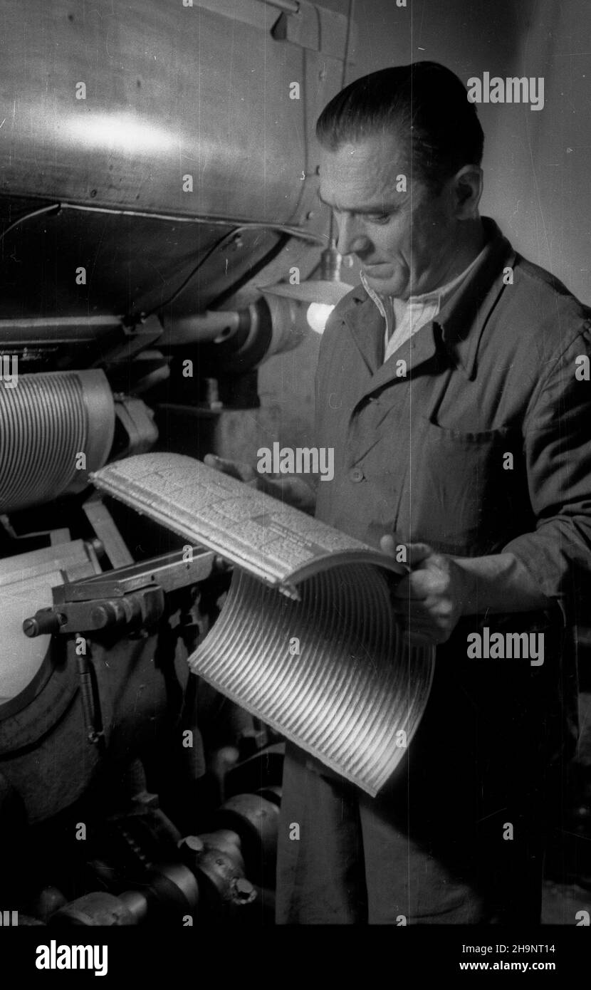 Varsovie, 1948-12-16.II dnia Kongresu Zjednoczeniowego Polskiej Partii Ropotniczej (PPR) i Polskiej Partii Socjalistycznej (PPS) ukaza³ siê pierwszy numer Trybuny Ludu, oficjalnego organu Polskiej Zjedzotonów (PPS) Robdański Zniej, KC Robdašnzzotzzotzniej, Pkzniej, Pkzniej, Pkzniej, Pfra, Pkzoszoszoszniej, Pfra, Pfra, Pfra G³osRedaktorem naczelnym gazety zosta³ Leon Kasman.NZ. Drukarz przy maszynie rotacyjnej. ka PAP/Stanis³aw D¹browiecki Varsovie, 16 décembre 1948.Le 2nd jour du Congrès d'unification du Parti ouvrier polonais (PPR) et du Parti socialiste polonais (PPS), le numéro de 1st de Tryb Banque D'Images