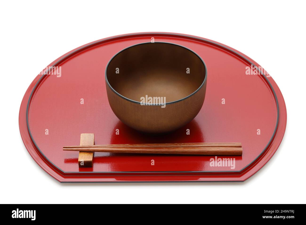 Bol à soupe miso avec baguettes sur plateau, vaisselle traditionnelle du Japon.Isolé sur fond blanc Banque D'Images