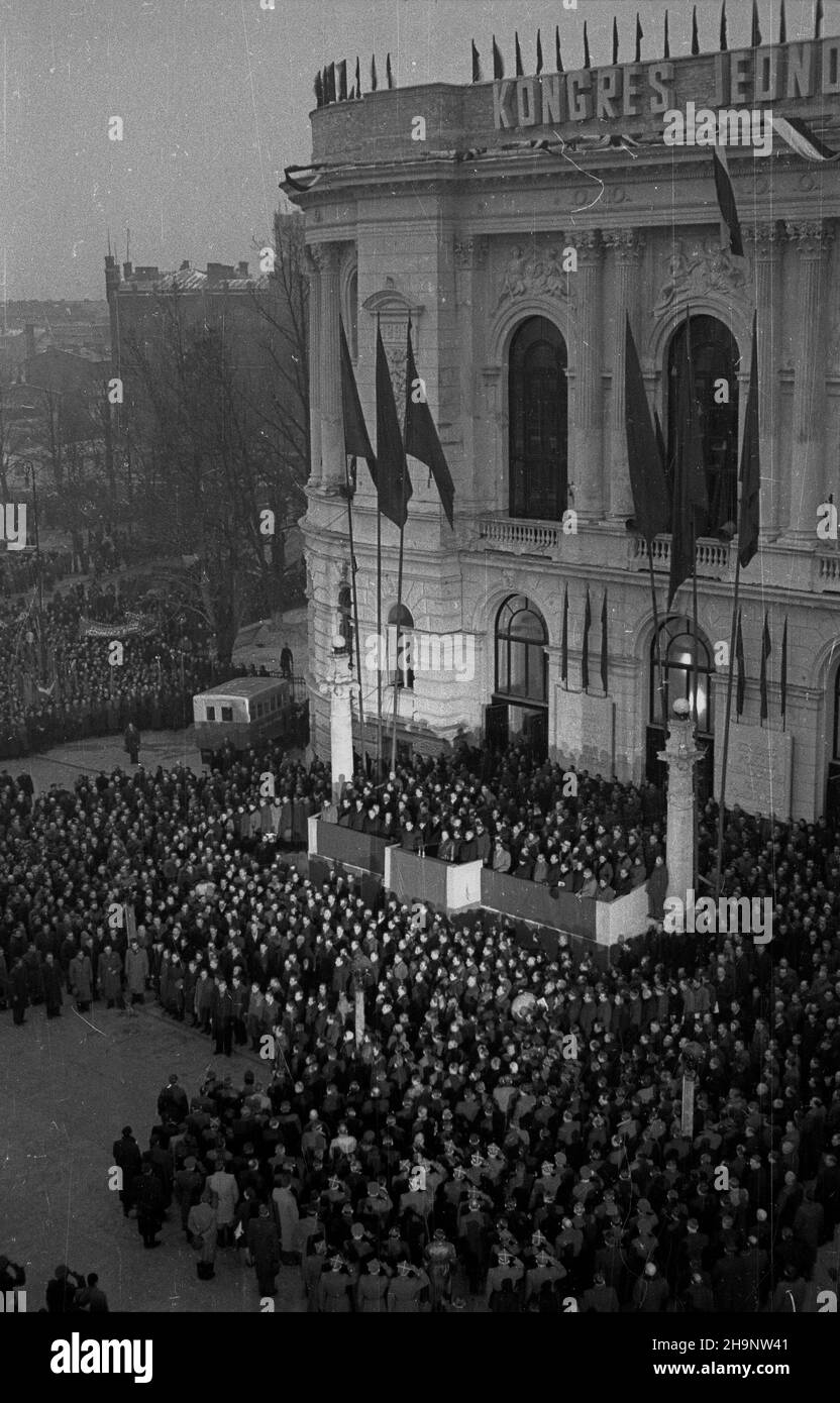 Varsovie, 1948-12-21.Kongres Zjednoczeniowy PPR (Polska Partia Robotnicza) i PPS (Polska Partia Socjalistyczna), 15-21 XII, W auli Politechniki Warszawskiej.I Zjazd PZPR (Polska Zjednoczona Partia Robotnicza).NZ. Wiec na czeœæ Kongresu Zjednoczeniowego na placu Politechniki. wb PAP Varsovie, 21 décembre 1948.Le Congrès Unificatation du PPR (Parti ouvrier polonais) et du PPS (Parti socialiste polonais) s'est tenu à l'Université de technologie de Varsovie du 15 au 21 décembre.Le Congrès de 1st du Parti des travailleurs Unis polonais (PUWP).Photo : rassemblement en l'honneur du Congrès dans la cour de l'université. wb PAP Banque D'Images