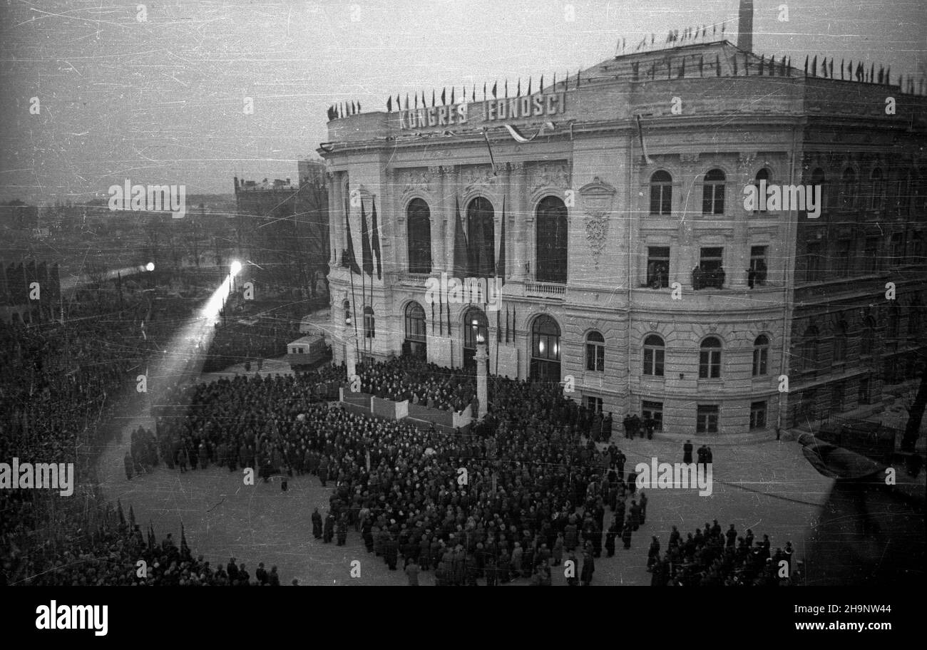 Varsovie, 1948-12-21.Kongres Zjednoczeniowy PPR (Polska Partia Robotnicza) i PPS (Polska Partia Socjalistyczna), 15-21 XII, W auli Politechniki Warszawskiej.I Zjazd PZPR (Polska Zjednoczona Partia Robotnicza).NZ. Wiec na czeœæ Kongresu Zjednoczeniowego na placu Politechniki. wb PAP Varsovie, 21 décembre 1948.Le Congrès Unificatation du PPR (Parti ouvrier polonais) et du PPS (Parti socialiste polonais) s'est tenu à l'Université de technologie de Varsovie du 15 au 21 décembre.Le Congrès de 1st du Parti des travailleurs Unis polonais (PUWP).Photo : rassemblement en l'honneur du Congrès dans la cour de l'université. wb PAP Banque D'Images