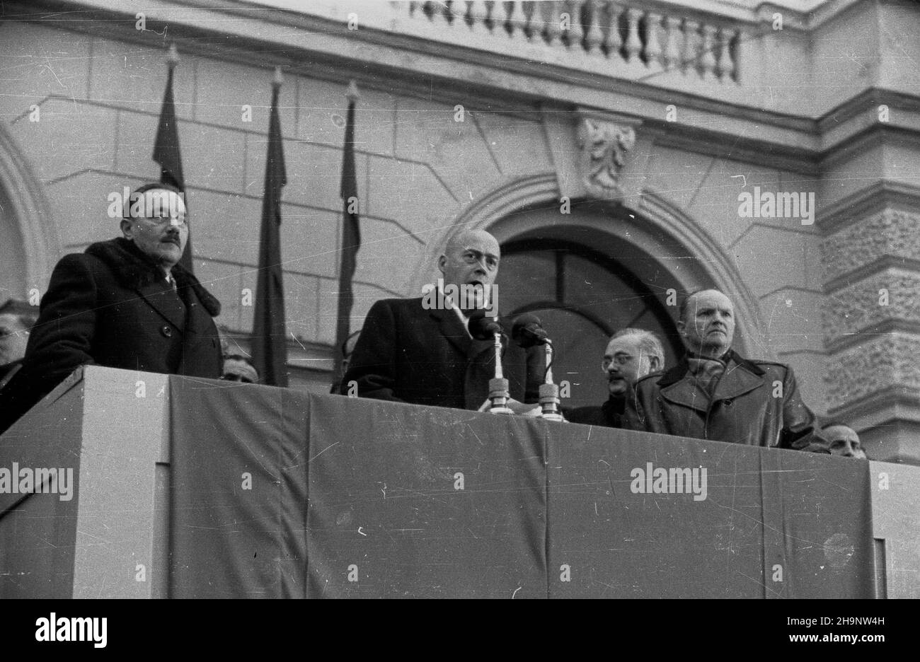 Varsovie, 1948-12-21.Kongres Zjednoczeniowy PPR (Polska Partia Robotnicza) i PPS (Polska Partia Socjalistyczna), 15-21 XII, W auli Politechniki Warszawskiej.I Zjazd PZPR (Polska Zjednoczona Partia Robotnicza).Wiec na czeœæ Kongresu Zjednoczeniowego na placu Politechniki.NZ. na trybunie od lewej: prezydent Boles³aw Bierut, premier ministre Józef Cyrankiewicz, ministre przemys³u i handlu Hilary Minc, i sekretarz Komitetu Warszawskiego PZPR gen.Stanis³aw Zawadzki. wb PAP Varsovie, 21 décembre 1948.Le Congrès Unificatation du PPR (Parti ouvrier polonais) et du PPS (Parti socialiste polonais) se sont tenus en guerre Banque D'Images