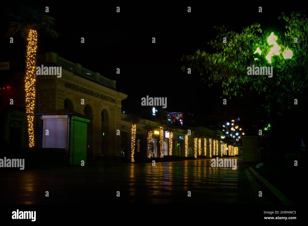 Yalta Crimée 28 décembre 2019.Nouvelles décorations de la ville.Des lumières festives brillantes illuminent la ville nocturne.Arrière-plan flou sans personne.T Banque D'Images