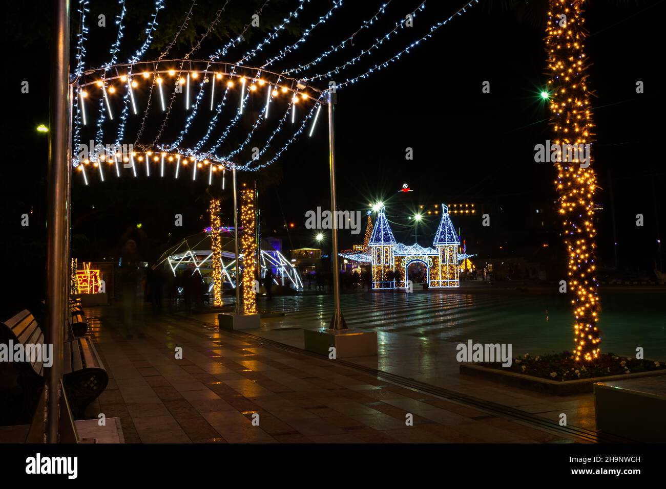 Yalta Crimée 28 décembre 2019.Nouvelles décorations de la ville.Des lumières festives brillantes illuminent la ville nocturne.Arrière-plan flou sans personne.T Banque D'Images