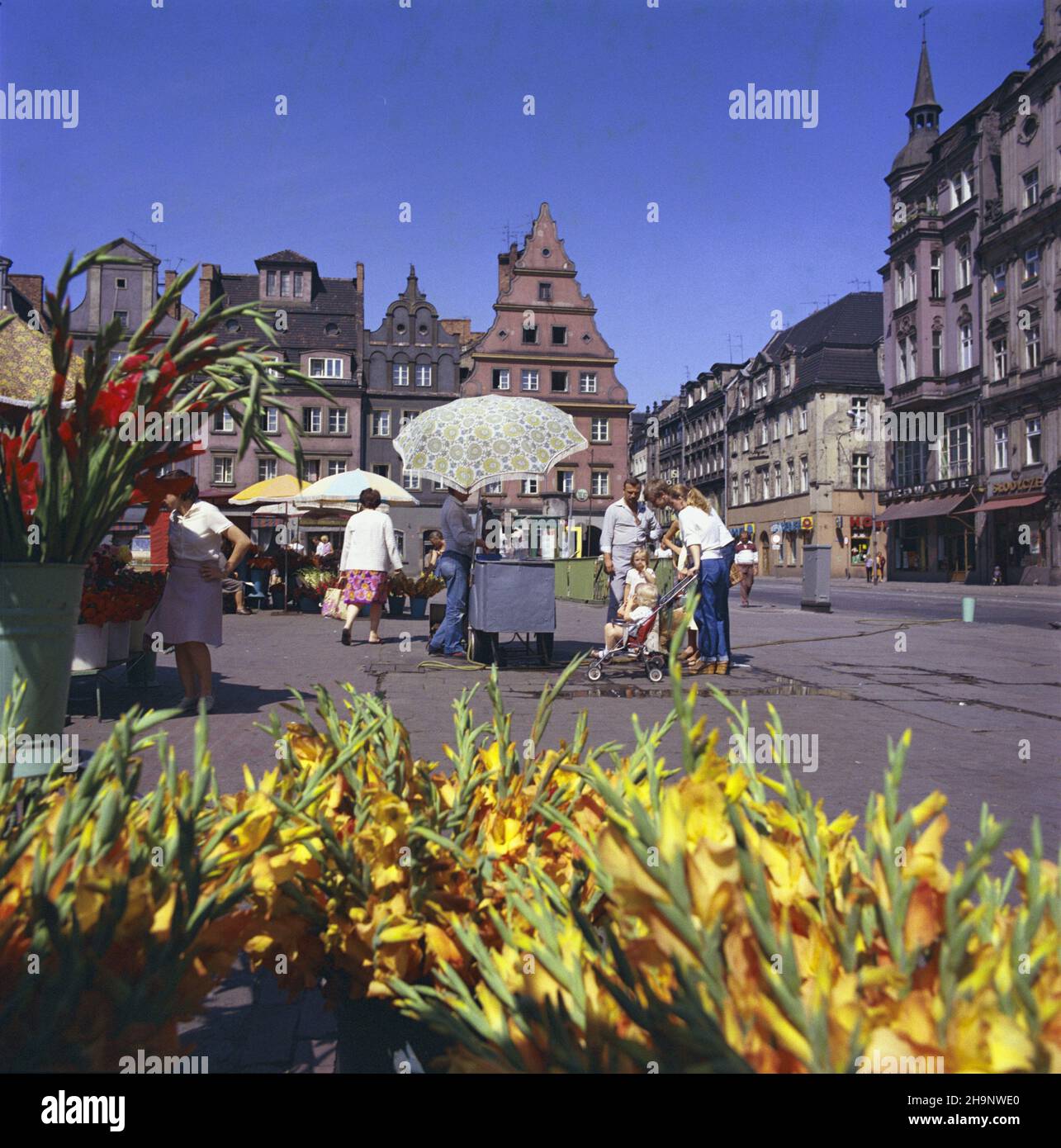 Wroc³aw 08,1982.Handel uliczny na placu Solnym. ka PAP/Jan Morek Dok³adny dzieñ wydarzenia nieustalony.Wroclaw, août 1982.Vendeurs de rue sur la place Solny (sel). ka PAP/Jan Morek jour de l'événement inconnu Banque D'Images