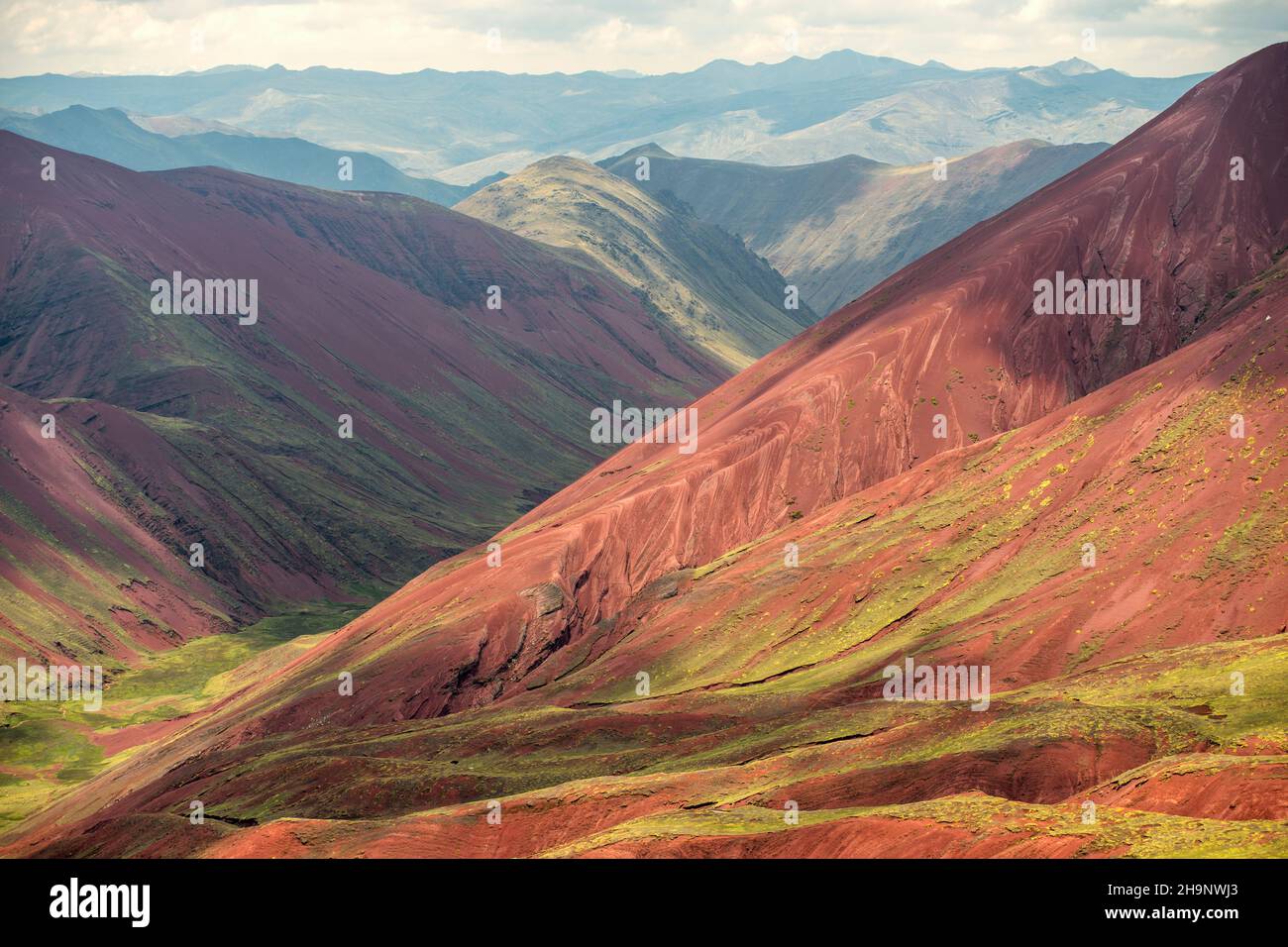 Paysage coloré de montagnes de printemps de la vallée Rouge dans les Andes péruviennes Banque D'Images