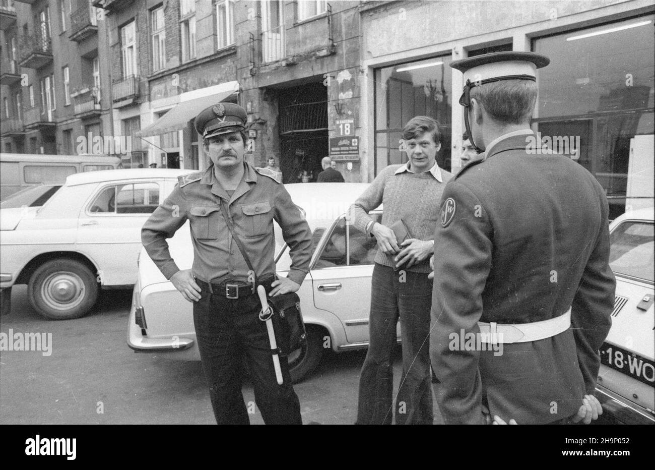 Varsovie, 1981-08-03.Antyspekulayjne patrole wojska i milicji na bazarze Ró¿yckiego. amw PAP/CAF/Marek BroniarekVarsovie, le 3 août 1981.La Milice du citoyen a pris l'action contre le marché noir.Les milices et les patrouilles militaires sur le bazar de Rozyckiego cherchent des marchandises vendues illégalement. amw PAP/CAF/Marek Broniarek Banque D'Images