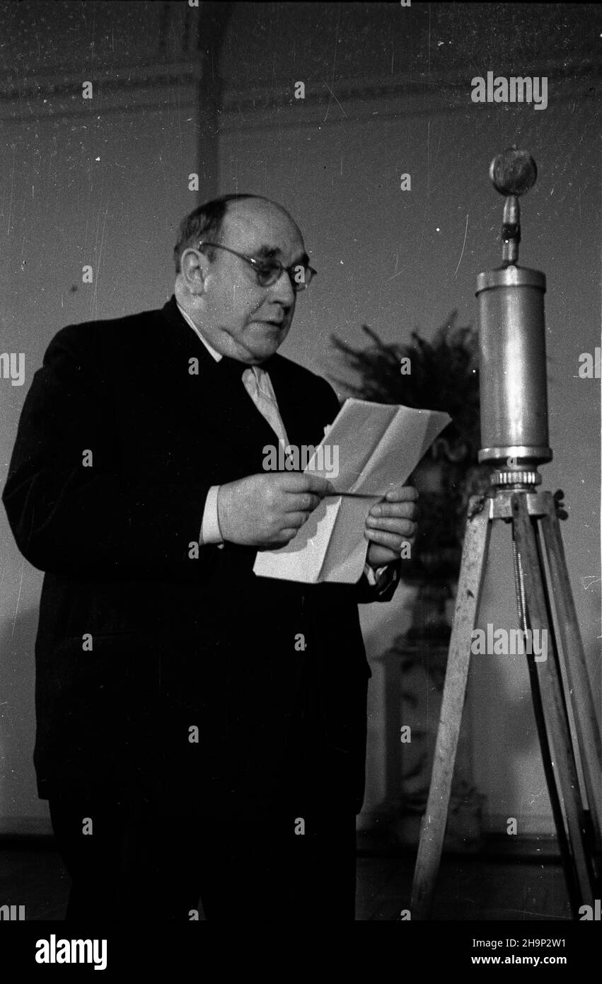 Varsovie, 1949-01-12.Uroczystoœæ wrêczenia Pañstwowych Nagród Artystycznych za 1948 r., W Sali Kolumnowej Prezydium Rady Ministrów.NZ. Przemawia laureat nagrotty, Leon Schiller. wb PAPVarsovie, le 12 janvier 1949.La cérémonie de remise du Prix artistique de l'État de 1948 à la salle Kolumnowa du Présidium du Conseil des ministres.Photo : le gagnant du prix, Leon Schiller Speaking. wb PAP Banque D'Images