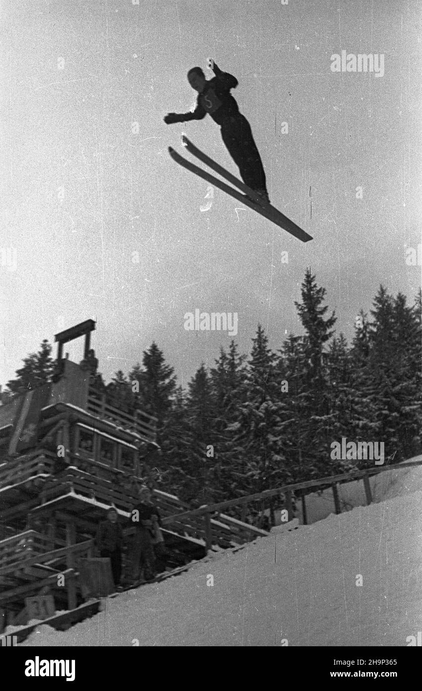 Zakopane, 1949-01-16.Memoria³ im. Porucznika Wójcickiego W narciarstwie.konkurs skoków na Wielkiej Krokwi.Z lewej trybuna sêdziowska. bk PAPZakopane, 16 janvier 1949.L'événement de ski commémoratif du lieutenant Wojcicki.Photo : la compétition de saut à ski au saut à ski de Wielka Krokiew.De gauche la boîte des arbitres. bk PAP Banque D'Images