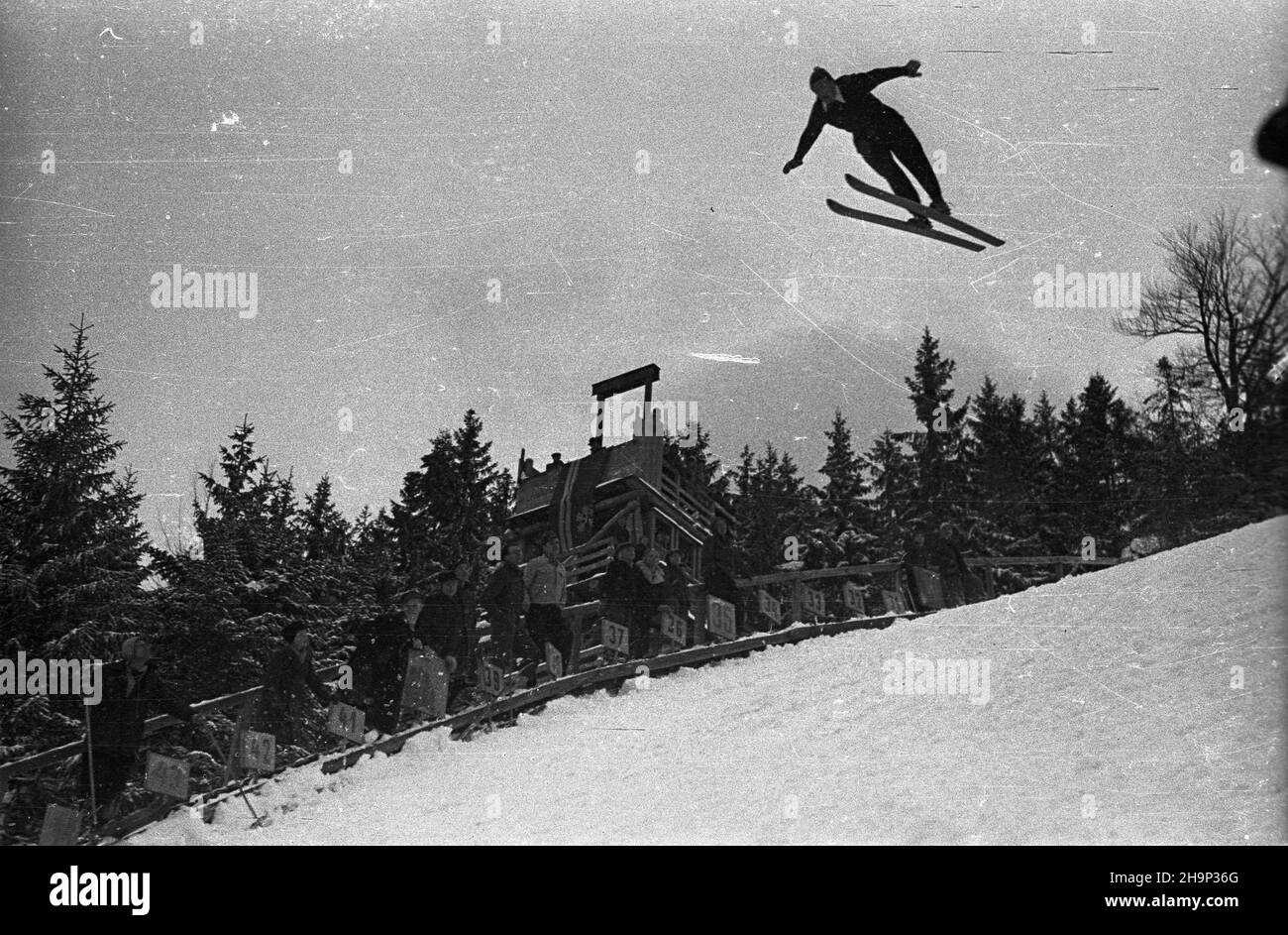 Zakopane, 1949-01-16.Memoria³ im. Porucznika Wójcickiego W narciarstwie.konkurs skoków na Wielkiej Krokwi.Widoczna trybuna sêdziowska. bk PAPZakopane, 16 janvier 1949.L'événement de ski commémoratif du lieutenant Wojcicki.Photo : la compétition de saut à ski au saut à ski de Wielka Krokiew.En arrière-plan la boîte des arbitres. bk PAP Banque D'Images