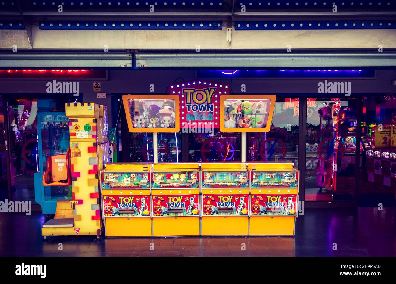 Arcade d'amusement déserte lors d'une sombre journée de décembre à Southend-on-Sea Banque D'Images