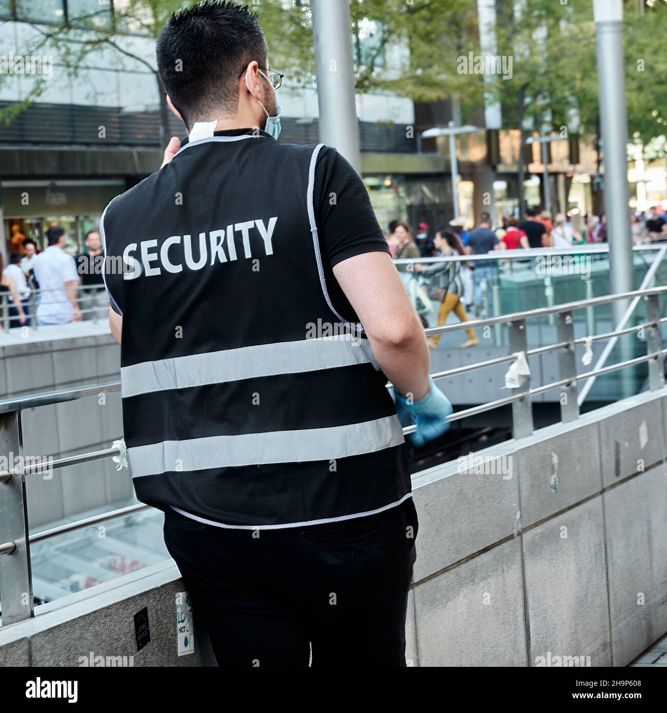 Hanovre, Allemagne, le 22 août 2020: Vue arrière de l'employé d'un service  de sécurité portant une veste uniforme noire avec des applications blanches  et un letteri Photo Stock - Alamy