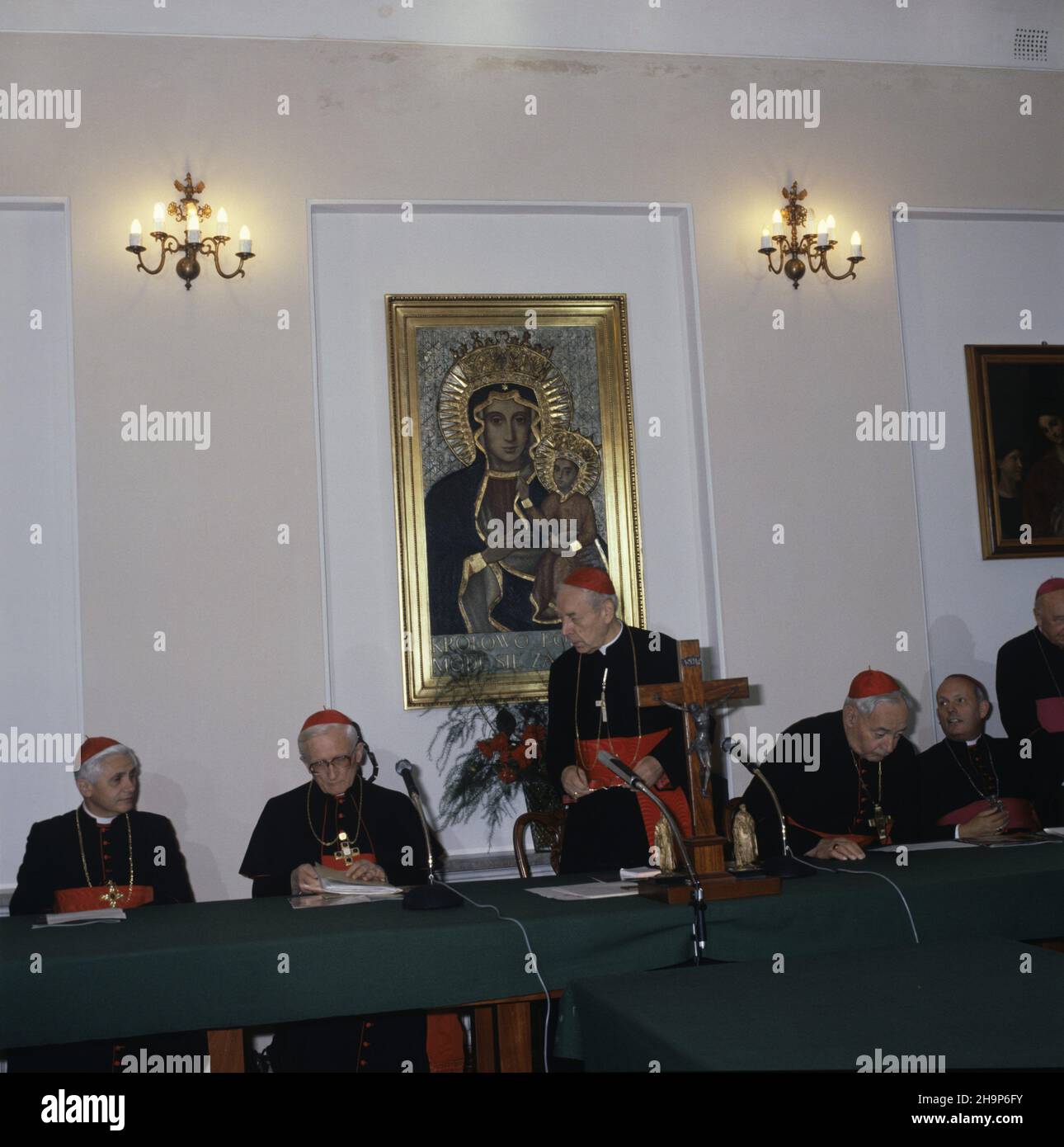 Varsovie 09,1980.Na zaprossenie Episkopatu Polski W dniach 11-15.09.1980 r. przebywa³a W Polsce delegacja Konferencji Episkopatu Niemiec z jej przewodnicz¹cym kardyna³em Josephem Hoeffnerem.Potkanie delegacji biskupów niemieckich z prymasem Polski kardyna³em Stefanem Wyszyñskim (3L) W siedzibie Prymasa Polski przy ul.Miodowej.NZ. m.in.: arcybiskup Monachium kardyna³ Joseph Ratzinger (1L), arcybiskup Kolonii kardyna³ Joseph Hoeffner (2L), biskup Moguncji kardyna³ Hermann Volk (4L). mta PAP/Andrzej Kossobudzki Or³owskiDok³adny dzieñ wydarzenia nieustalony.Varsovie septembre 198 Banque D'Images