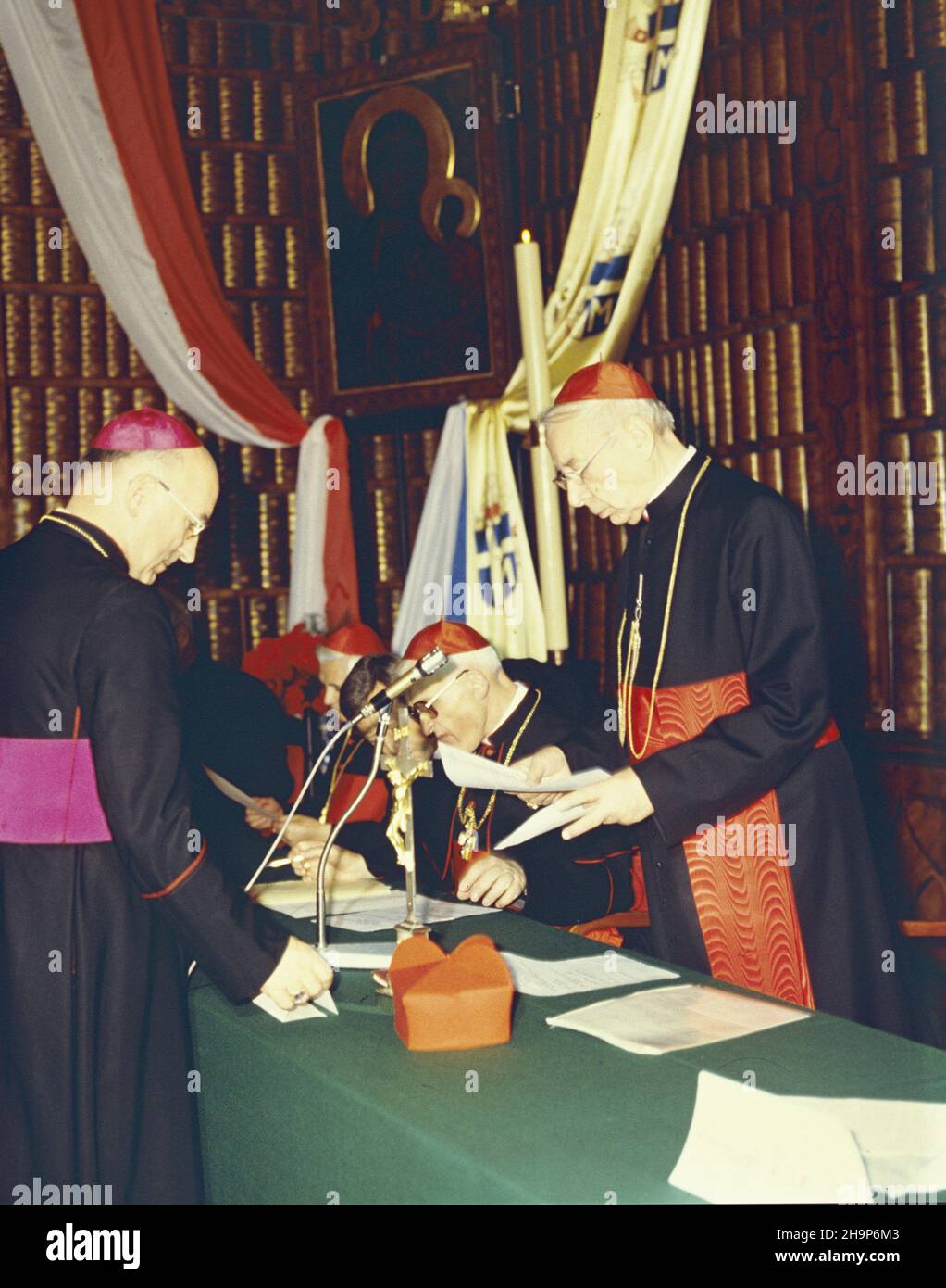 Czêstochowa 09,1980.Na zaprossenie Episkopatu Polski W dniach 11-15.09.1980 r. przebywa³a W Polsce delegacja Konferencji Episkopatu Niemiec z jej przewodnicz¹cym kardyna³em Josephem Hoeffnerem.Potkanie biskupów polskich i niemieckich W Bibliotece Jasnogórskiej W klasztorze oo.Paulinów na Jasnej Górze.NZ. Sekretarz generalny Konferencji Episkopatu Polski biskup Bronis³aw D¹browski (L), arcybiskup Kolonii kardyna³ Joseph Hoeffner (2P), prymas Polski kardyna³ Stefan Wyszyñski (P). mta PAP/Andrzej Kossobudzki Or³owskiDok³adny dzieñ wydarzenia nieustalony.Czestochowa septembre 1 Banque D'Images