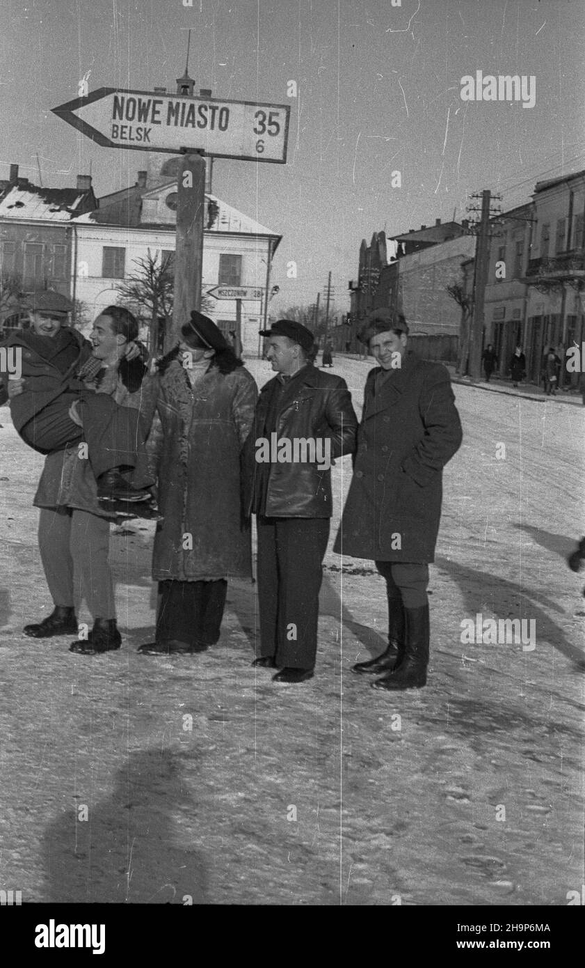 Grójec, 1949-02.Rynek z klasycystycznym ratuszem z 1809 roku, zbudowanym wed³ug projektu Hilarego Szpilowskiego.NZ. Ekipa Polskiej Kroniki Filmowej m.in. Operatorzy Wiktor Janik (2L), Mieczys³aw Wiesio³ek (1P). mw PAP Dok³adny dzieñ wydarzenia nieustalony.Grojec, 1949 février.Le marché avec hôtel de ville classicistique de 1809 conçu par Hilary Szpilowski.Photo : l'équipe polonaise de Newsreel, cameramen Wiktor Janik (2nd à gauche), Mieczyslaw Wiesiolek (1st à droite). mw PAP Banque D'Images
