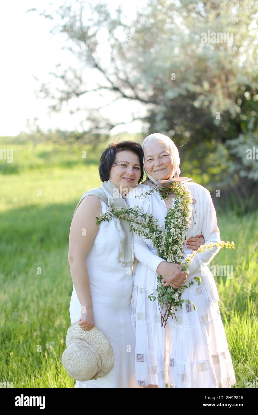 Portrait de la grand-mère heureuse avec fille en plein air, portant une robe  blanche Photo Stock - Alamy