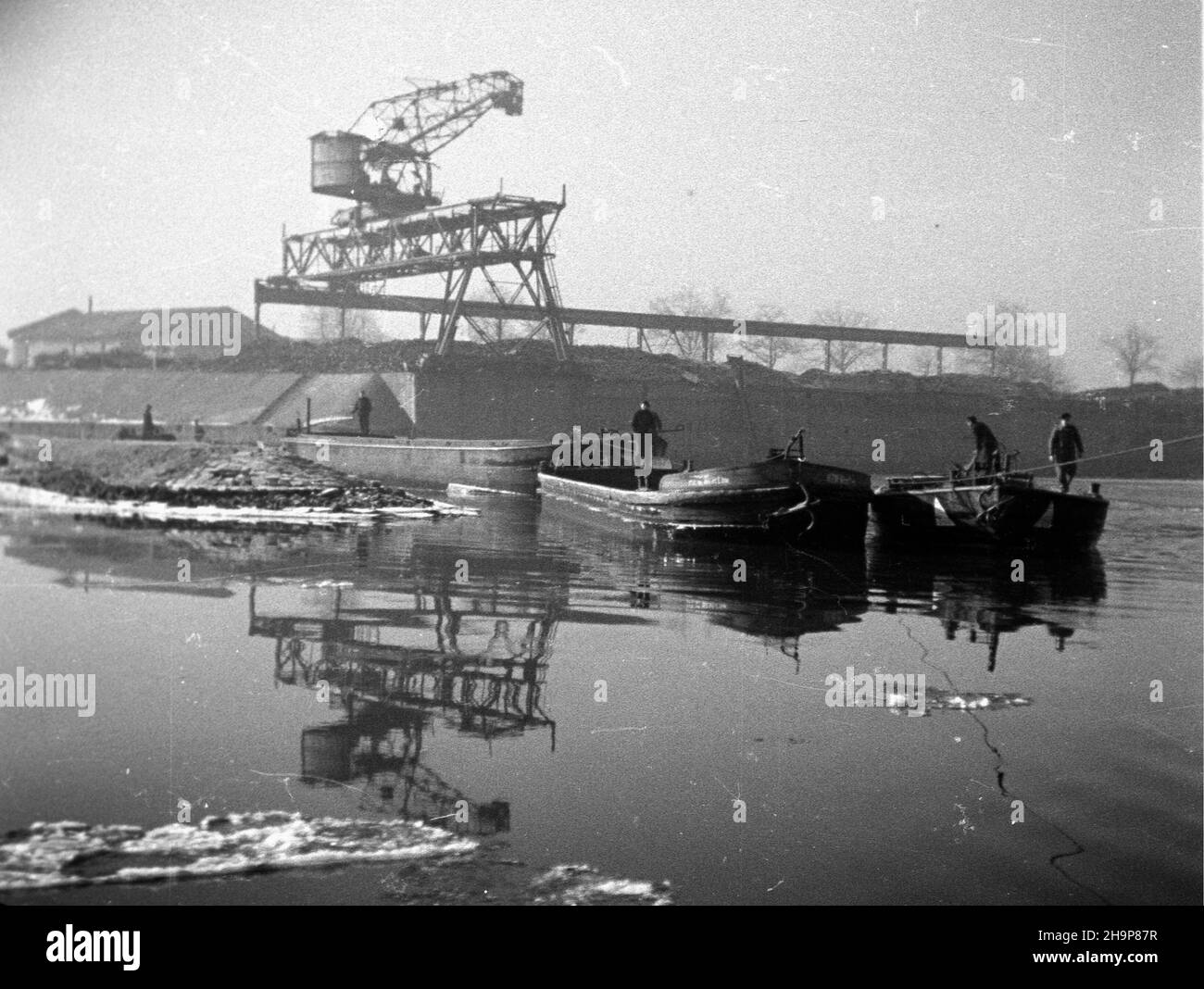 Wroc³aw, 1949-02.Piaskarki na Odrze.W tle dŸwig bramowy. msa PAP Dok³adny dzieñ wydarzenia nieustalony.Wroclaw, 1949 février.Des bateaux de sable sur la rivière Odra.En arrière-plan une grue de statif. msa PAP Banque D'Images