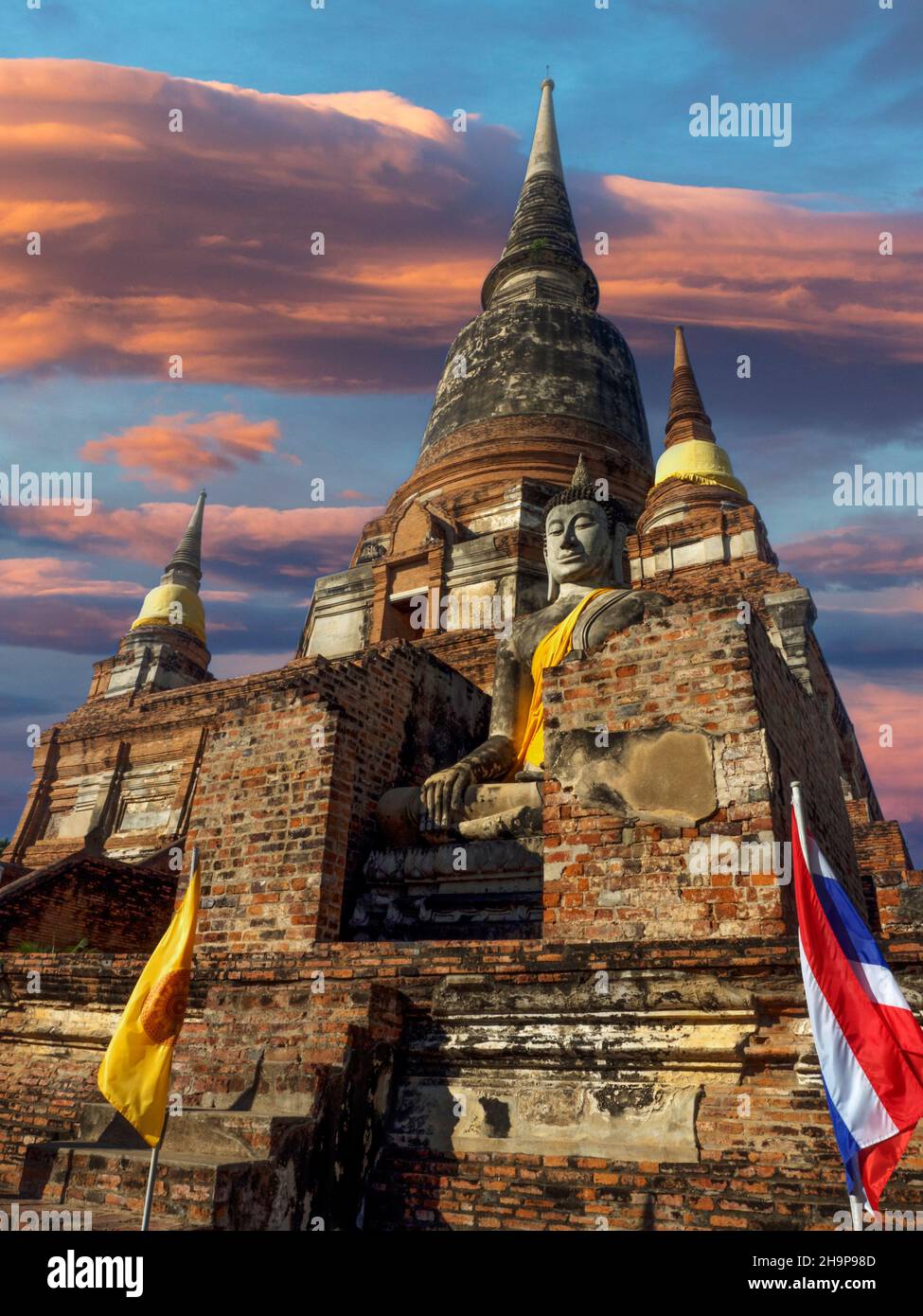 Statue de Bouddha devant la stupa centrale, Wat Yai Chai Mongkhon, Thaïlande, Asie Banque D'Images