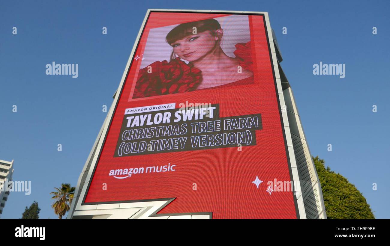 Los Angeles, Californie, États-Unis 4th décembre 2021 Une vue générale de l'atmosphère de Taylor Swift Billboard The Sunset Spectacular sur Sunset Blvd le 4 décembre 2021 à Los Angeles, Californie, États-Unis.Photo par Barry King/Alay stock photo Banque D'Images