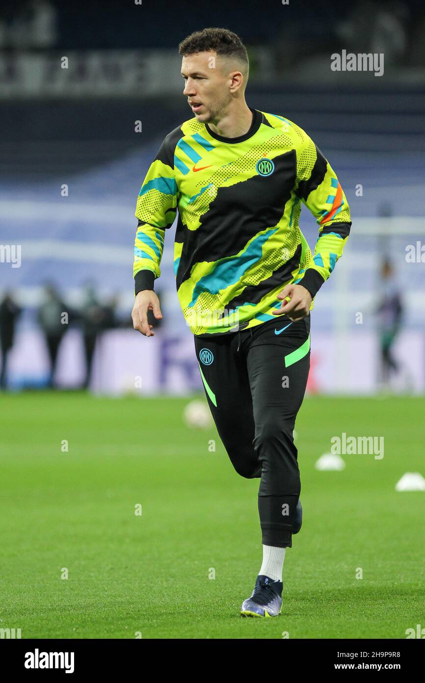 Ivan Perisic d'Inter se réchauffe lors du match de football du groupe D de l'UEFA Champions League entre le Real Madrid et le FC Internazionale le 7 décembre 2021 au stade Santiago Bernabeu de Madrid, Espagne - photo : IrH/DPPI/LiveMedia Banque D'Images