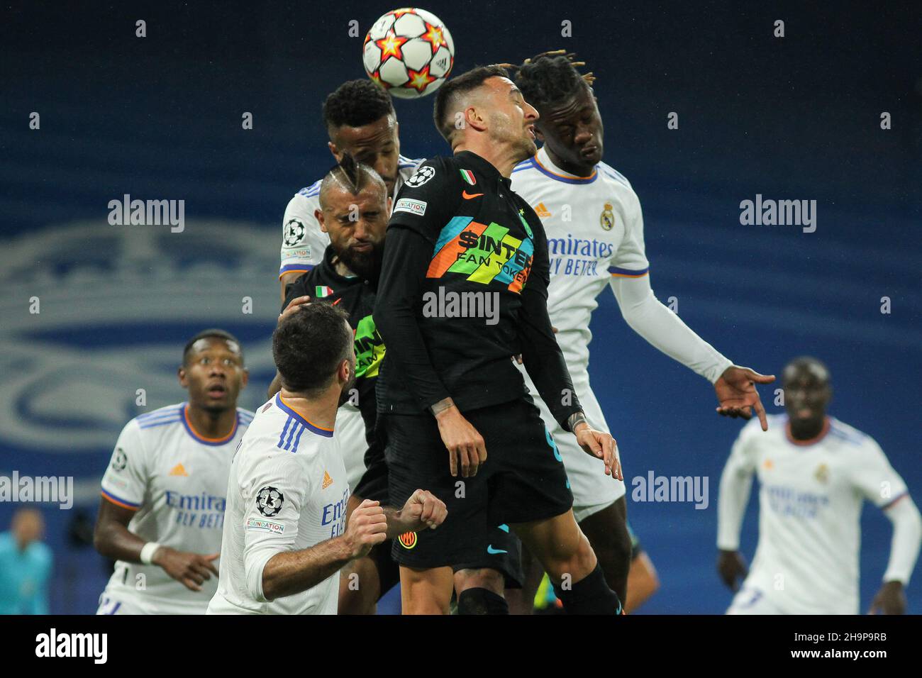 Arturo Vidal et Matias Vecino d'Inter, Eder Militao et Eduardo Camavinga du Real Madrid pendant la Ligue des champions de l'UEFA, match de football du Groupe D entre Real Madrid et le FC Internazionale le 7 décembre 2021 au stade Santiago Bernabeu de Madrid, Espagne - photo: IrH/DPPI/LiveMedia Banque D'Images