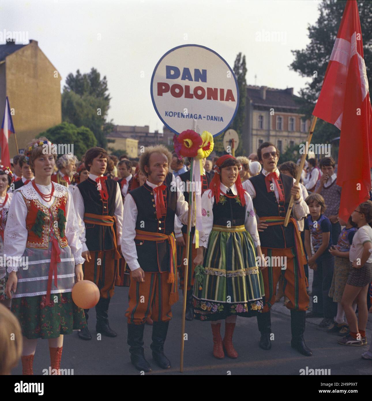 Rzeszów 20.07.1980.Œwiatowego Festiwalu Polonijnych Zespo³ów Folklorystycznych zorganizowanego przez Ministerstwo Kultury i Sztuki oraz Urz¹d Wojewódzki W Rzeszowie.Na festivwal przyby³o 46 zespo³ów pieœni i tañca z Australii, Belgii, CSRS, Danii, Holandii,Francji, Kanady, Etats-Unis, Wêgier i Wielkiej Brytanii.NZ. Korowód ulicami miasta. uu PAP/Jan MorekRzeszow, le 20 juillet 1980.L'ouverture du Festival mondial des ensembles populaires de la Polonia en 5th, organisé par le Ministère de la Culture et de l'Art et le magistrat provincial à Rzeszow.Le festival a accueilli 46 groupes de chansons et de danses d'Austral Banque D'Images