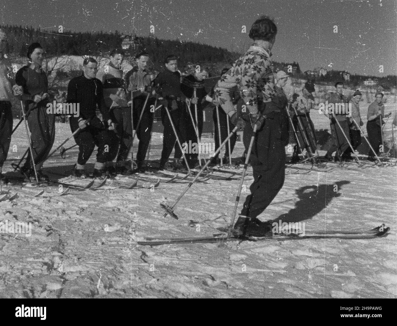 Karpacz, 1949-02.Uczestnice treningowego obozu narciarskiego Zwi¹zku M³odzie¿y Polskiej podczas lekcji z instuktorem. uu PAP/S.W.Dok³adny dzieñ wydarzenia nieustalony.Karpacz, 1949 février.Participants à un camp de ski traning du syndicat polonais de la jeunesse pendant une leçon avec un instructeur. uu PAP/S.W.Sadowski Banque D'Images