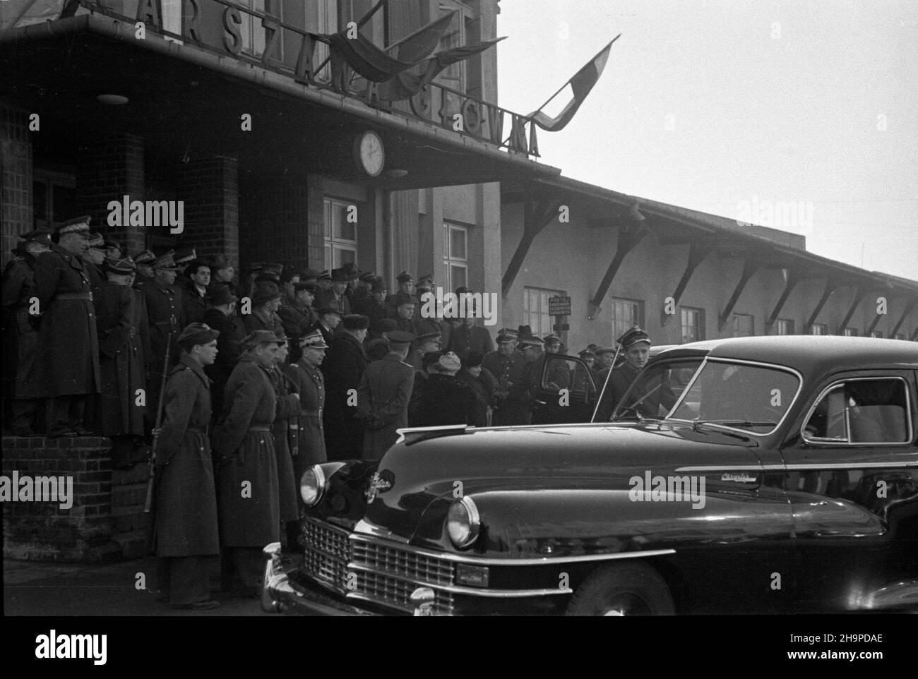 Varsovie, 1949-02-22.W zwi¹zku z obchodami 31. Rocznicy utworzenia Armii Czerwonej, do Polski przyjecha³ marsza³ek ZSRR Konstanty Rokossowski.Na dworcu Warszawa G³ówna Osobowa powitali Go przedstawiciele w³adz partyjnych, pañstwowych oraz Wojska Polskiego. pw PAPVarsovie, le 22 février 1949.Le maréchal de l'Union soviétique Konstantin Rokossovski a effectué une visite en Pologne pour assister aux cérémonies marquant le 31st anniversaire de l'Armée rouge.Une cérémonie de bienvenue par des responsables de la fête, de l'État et de l'armée polonaise sur la gare de Varsovie Glowna Osobowa. pw PAP Banque D'Images