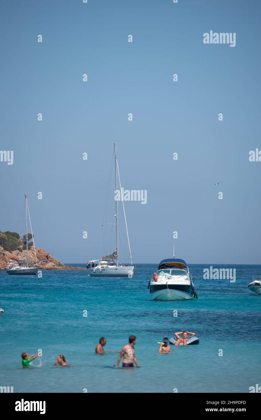 Département de la Corse-du-Sud (Corse-du-Sud) : baie de Santa Giulia.Nageurs et bateaux amarrés à l'ancre Banque D'Images