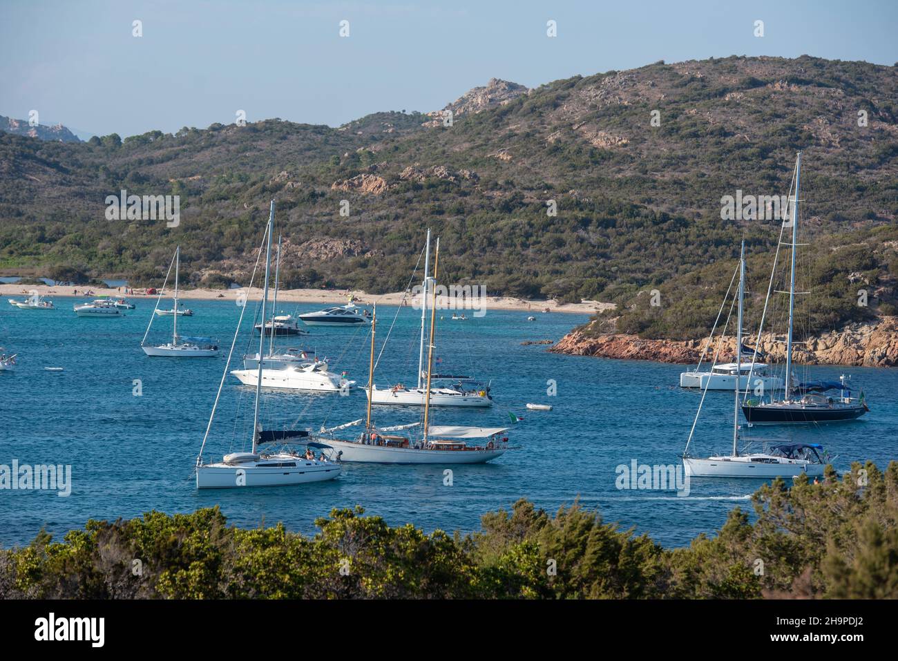 Département de Corse-du-Sud (Corse-du-Sud) : bateaux à ancre dans la baie de Santa Giulia Banque D'Images