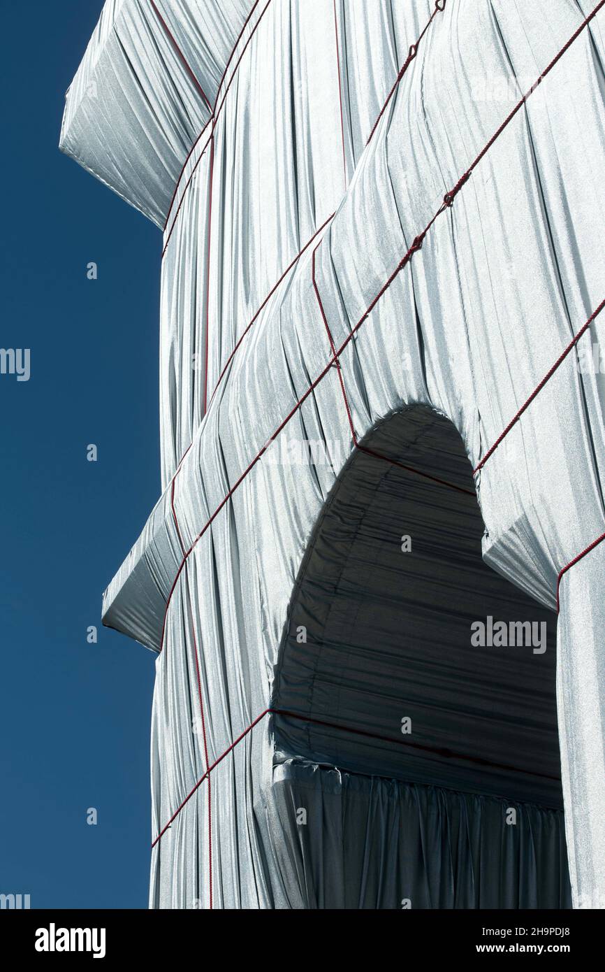 Paris (France), le 22 septembre 2021: “l'Arc de Triomphe enveloppé”, l'Arc de Triomphe recouvert de tissu, travail temporaire de Christo et Jeanne-Claude, Banque D'Images