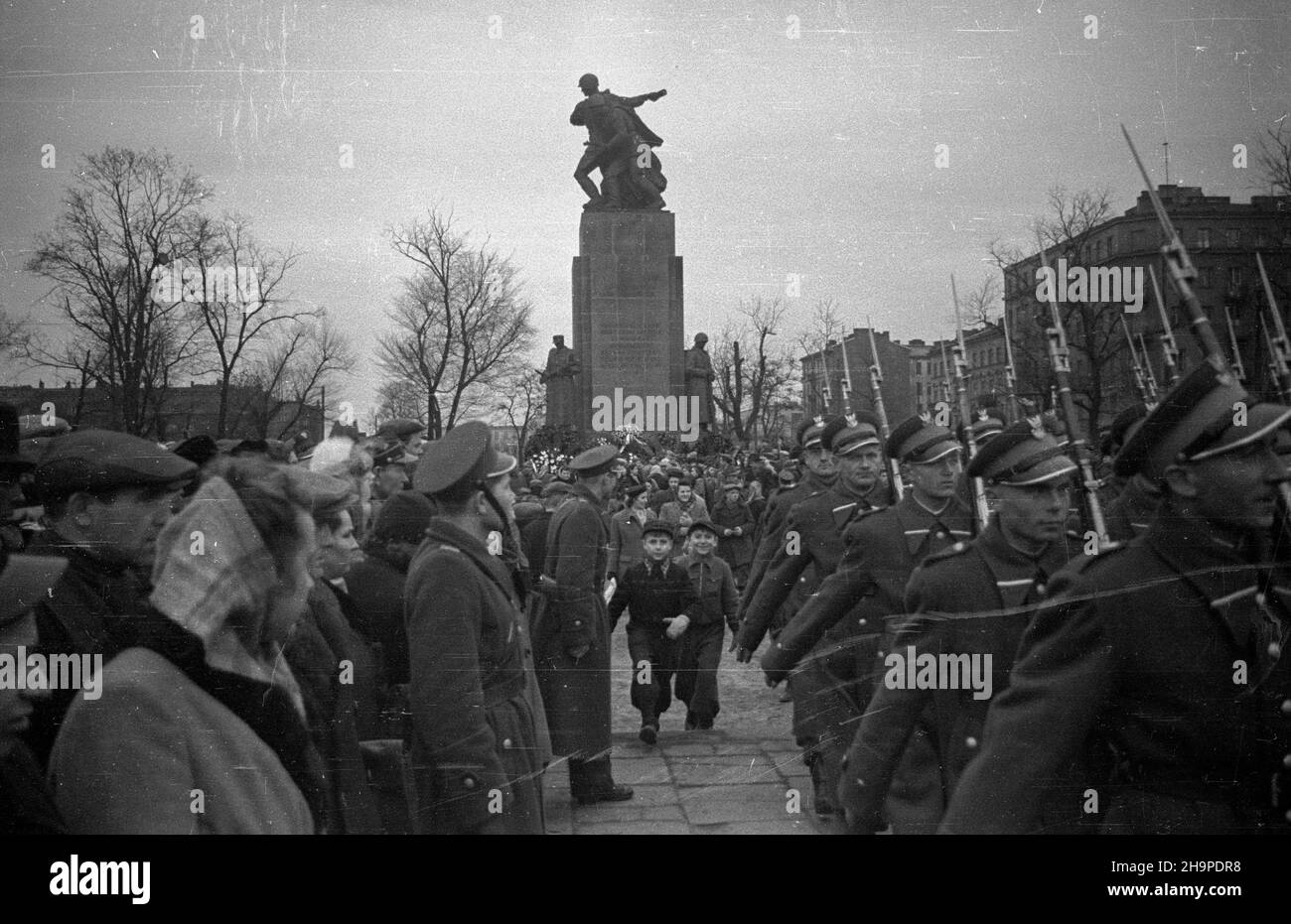 Varsovie, 1949-02-23.W ca³ym kraju odbywa³y siê uroczyste obchody 31. Rocznicy utworzenia Armii Czerwonej.Pod pomnikiem Polsko-Radzieckiego Braterstwa Broni, u zbiegu ulic Zygmuntowskiej i Targowej, z³o¿yli wieñce przedstawiele najwy¿szych w³adz pañstwowych oraz partyjnych, a tak¿e Polaciej i Polacedelegi.NZ. Kompania honorowa WP przed pomnikiem. pw PAPVarsovie, le 23 février 1949.Des cérémonies marquant le 31st anniversaire de l'Armée rouge ont eu lieu dans toute la Pologne.Des hauts responsables de l'Etat et du parti, des délégués de l'Armée rouge et de l'Armée polonaise ont déposé des couronnes sur le sens du sens Banque D'Images