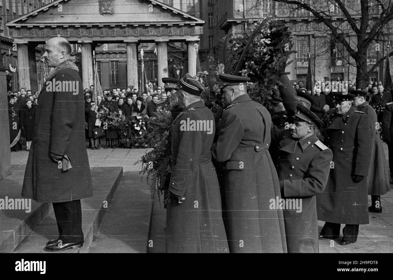 Varsovie, 1949-02-23.W ca³ym kraju odbywa³y siê uroczyste obchody 31. Rocznicy utworzenia Armii Czerwonej.Pod pomnikiem Polsko-Radzieckiego Braterstwa Broni, u zbiegu ulic Zygmuntowskiej i Targowej, z³o¿yli wieñce przedstawiele najwy¿szych w³adz pañstwowych oraz partyjnych, a tak¿e Polaciej i Polacedelegi.NZ. w imieniu prezydenta RP Boles³awa Bieruta wieniec sk³ada ministre administracji publicznej W³adys³aw Wolski (2P). pw PAPVarsovie, le 23 février 1949.Des cérémonies marquant le 31st anniversaire de l'Armée rouge ont eu lieu dans toute la Pologne.Hauts fonctionnaires de l'État et du parti, Banque D'Images