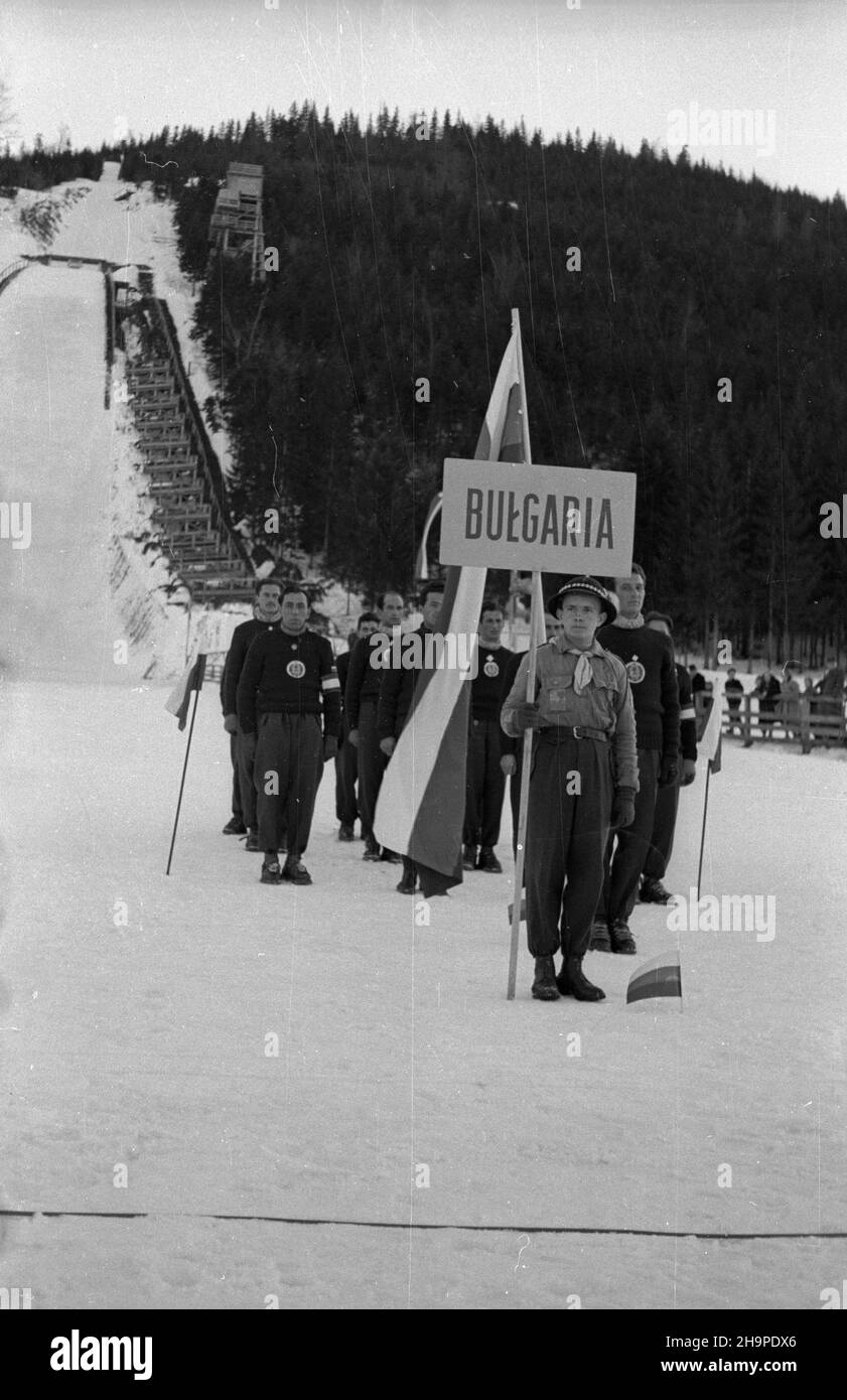 Zakopane, 1949-02-23.OD 23 lutego do 3 marca odbywa³y siê Miêdzynarodowe Zawody Narciarskie o Puchar Tatr.Zgromadzi³y un kilkudziesiêciu sportowców z Polski, Bu³garii, Czechos³owacji, Finlandii, Rumunii i i Wêgier.Pierwszego dnia, na stadionie Pod Krokwi¹, odby³o siê uroczyste otwarcie zawodów.NZ. Ekipa sportowców z Bu³garii. pw PAPZakopane, 23 février 1949.La compétition internationale de ski pour la coupe des montagnes Tatra a eu lieu du 23 février au 3 mars.Cette compétition a réuni plusieurs dizaines de sportifs de Pologne, de Bulgarie, de Tchécoslovaquie, de Finlande, de Roumanie et de Hongrie.Le c Banque D'Images