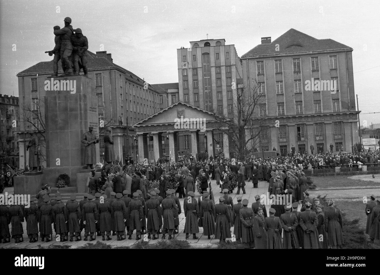 Varsovie, 1949-02-23.W ca³ym kraju odbywa³y siê uroczyste obchody 31. Rocznicy utworzenia Armii Czerwonej.Pod pomnikiem Polsko-Radzieckiego Braterstwa Broni, u zbiegu ulic Zygmuntowskiej i Targowej, z³o¿yli wieñce przedstawiele najwy¿szych w³adz pañstwowych oraz partyjnych, a tak¿e Polacej i PolacedelegiVarsovie, le 23 février 1949.Des cérémonies marquant le 31st anniversaire de l'Armée rouge ont eu lieu dans toute la Pologne.Des hauts responsables de l'Etat et du parti, des délégués de l'Armée rouge et de l'Armée polonaise ont déposé des couronnes au monument de la Fraternité Polis-soviétique des armes A. Banque D'Images