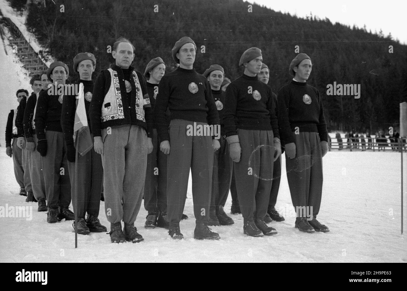 Zakopane, 1949-02-23.OD 23 lutego do 3 marca odbywa³y siê Miêdzynarodowe Zawody Narciarskie o Puchar Tatr.Zgromadzi³y un kilkudziesiêciu sportowców z Polski, Bu³garii, Czechos³owacji, Finlandii, Rumunii i i Wêgier.Pierwszego dnia, na stadionie Pod Krokwi¹, odby³o siê uroczyste otwarcie zawodów.NZ. Prezentacja ekipy sportowców z Rumunii. pw PAPZakopane, 23 février 1949.La compétition internationale de ski pour la coupe des montagnes Tatra a eu lieu du 23 février au 3 mars.La compétition a réuni plusieurs dizaines de sportifs de Pologne, de Bulgarie, de Tchécoslovaquie, de Finlande, de Roumanie et de Hun Banque D'Images