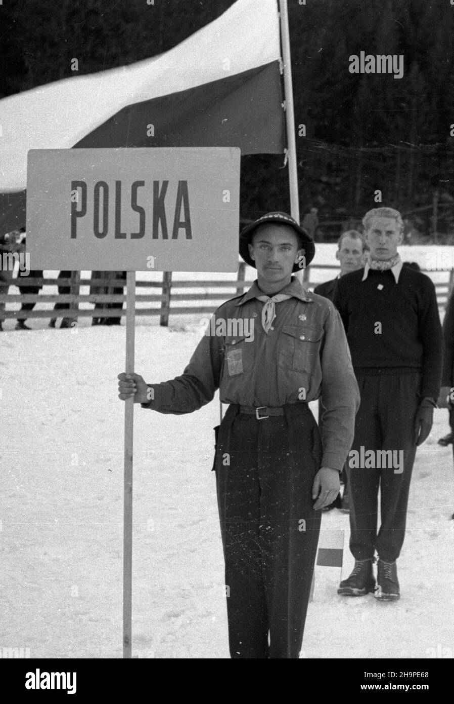 Zakopane, 1949-02-23.OD 23 lutego do 3 marca odbywa³y siê Miêdzynarodowe Zawody Narciarskie o Puchar Tatr.Zgromadzi³y un kilkudziesiêciu sportowców z Polski, Bu³garii, Czechos³owacji, Finlandii, Rumunii i i Wêgier.Pierwszego dnia, na stadionie Pod Krokwi¹, odby³o siê uroczyste otwarcie zawodów.NZ. Ekipa sportowców z Polski.Flagê trzyma Stefan Dziedzic. pw PAPZakopane, 23 février 1949.La compétition internationale de ski pour la coupe des montagnes Tatra a eu lieu du 23 février au 3 mars.La compétition a réuni plusieurs dizaines de sportifs de Pologne, de Bulgarie, de Tchécoslovaquie et de Finlande Banque D'Images
