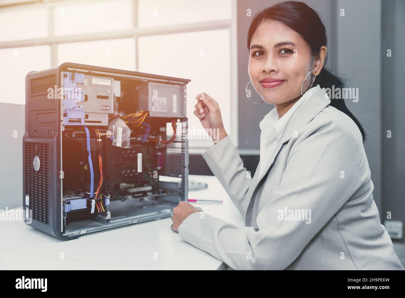 LES FEMMES DE L'ÉQUIPE travaillent dans le bureau matériel informatique réparation service travail heureux sourire Banque D'Images