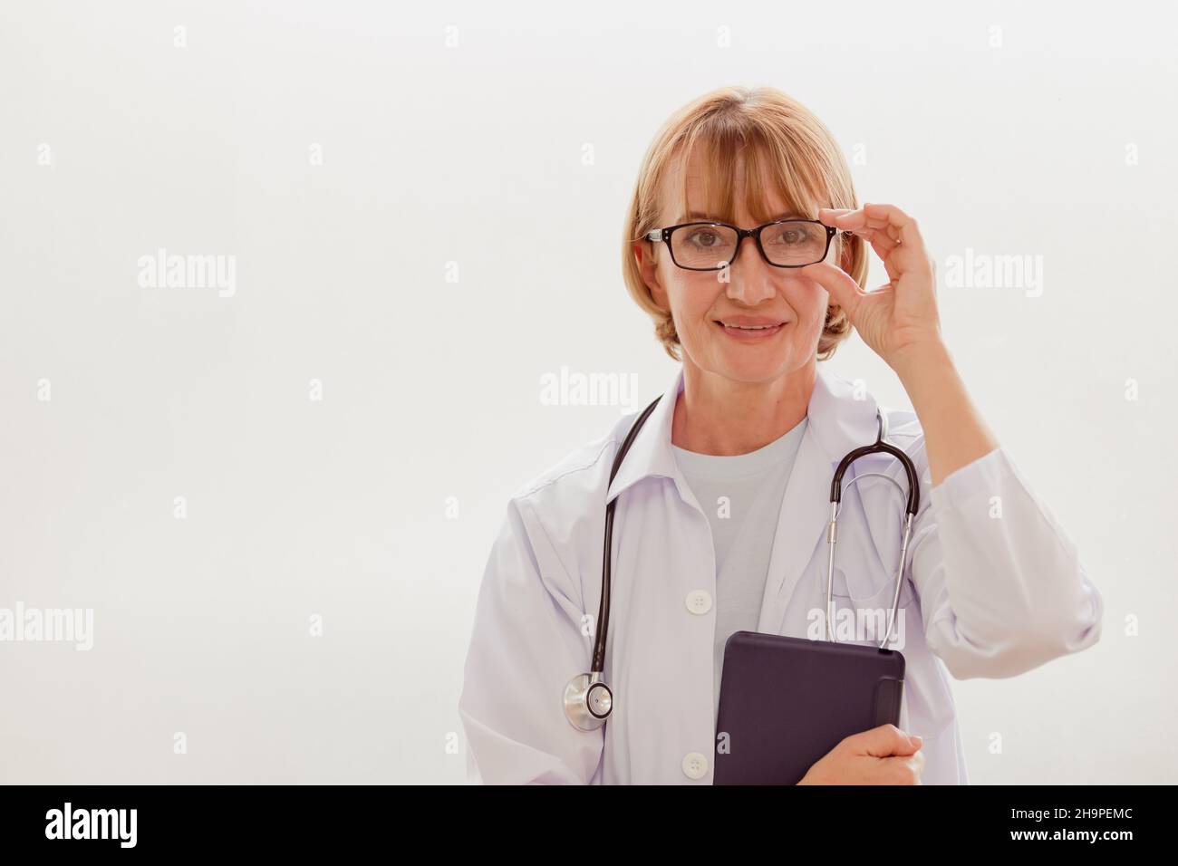 portrait professionnel femmes bon médecin spécialiste des soins de santé souriant debout avec de l'espace pour le texte Banque D'Images