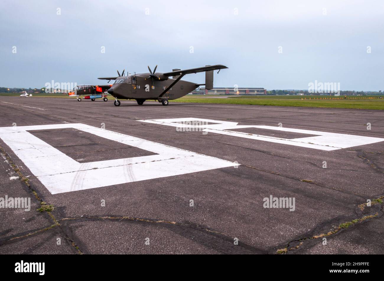 La piste 08 de l'ancien aérodrome de RAF Abingdon, aujourd'hui caserne de Dalton, avec des avions prêts pour le spectacle aérien.Court Skyvan stationné sur la piste 08/26 Banque D'Images
